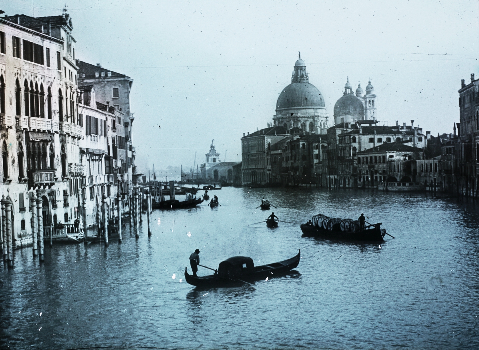 Olaszország, Velence, Canal Grande a Ponte dell'Accademia-ról, szemben a Santa Maria della Salute fogadalmi templom., 1910, Magyar Földrajzi Múzeum / Diagyűjtemény, Bazilika, barokk-stílus, katolikus, gondola, kupola, csatorna, Baldassare Longhena-terv, Fortepan #95017