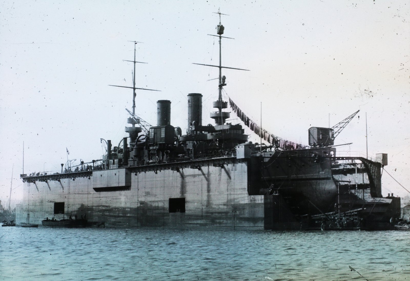 Croatia, Pula, az Osztrák-Magyar Monarchia haditengerészetének kikötője, a úszódokkban egy Habsburg-osztályú csatahajó., 1908, Magyar Földrajzi Múzeum / Diagyűjtemény, warship, graving dock, Austro-Hungarian Empire, floating dock, Fortepan #95024