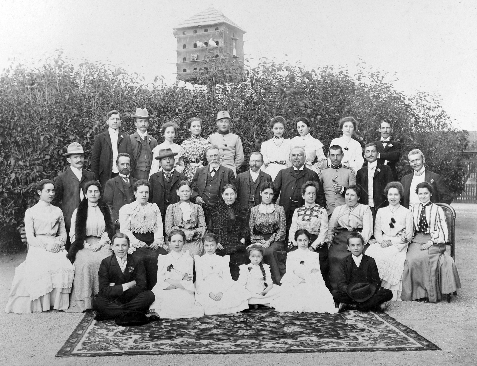 1916, Fortepan, kert, szőnyeg, csoportkép, nők, férfiak, vidámság, gyerekek, galambdúc, törökülés, Fortepan #9503