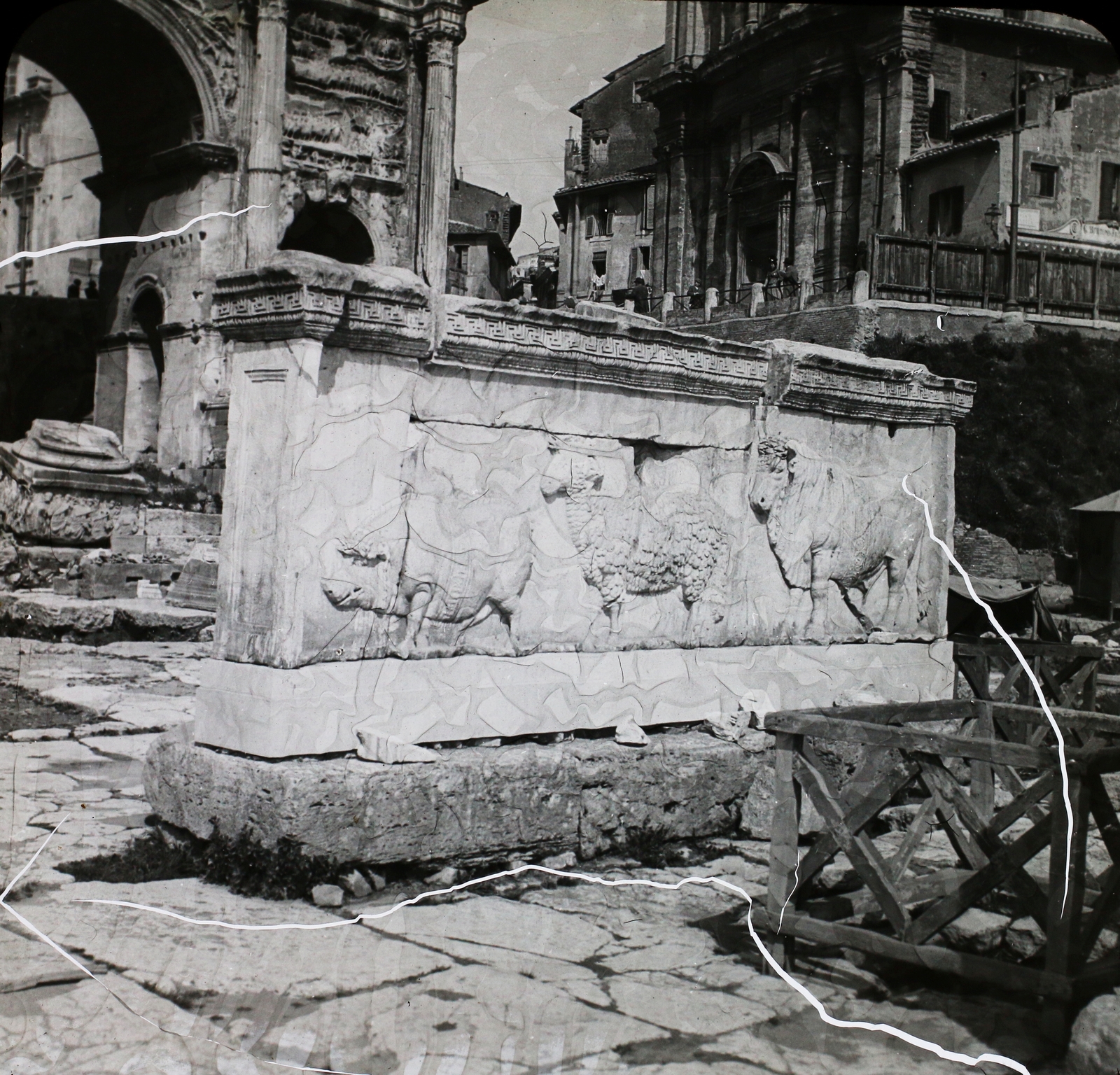 Olaszország, Róma, Forum Romanum, előtérben az egyik Traianus dombormű (később a szomszédos Curia Julia-ba került), háttérben Septimius Severus diadalíve., 1906, Magyar Földrajzi Múzeum / Diagyűjtemény, antik kultúra, Fortepan #95051