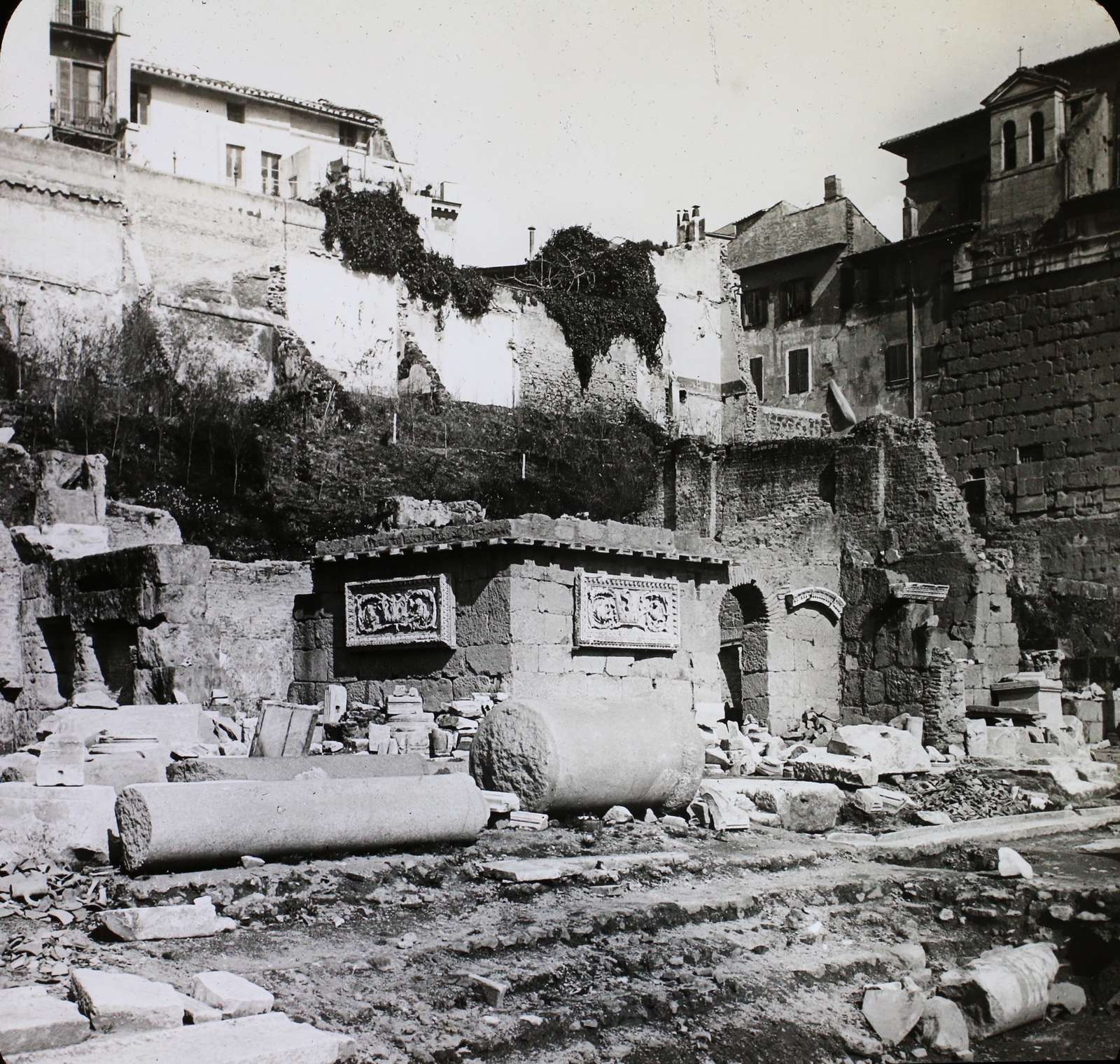 Olaszország, Róma, Forum Romanum, a Basilica Aemilia ásatása, jobbra Antoninus és Faustina temploma., 1906, Magyar Földrajzi Múzeum / Diagyűjtemény, antik kultúra, Fortepan #95052