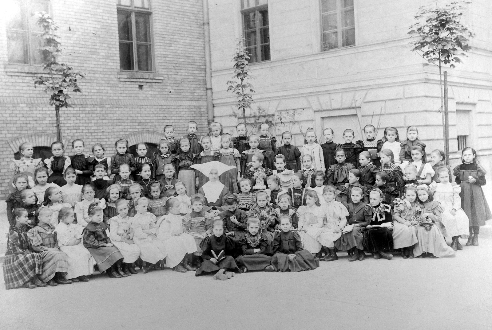 1915, Fortepan, iskola, oktatás, udvar, osztálykép, csoportkép, apáca, lányosztály, gyerekek, tanár, Fortepan #9506