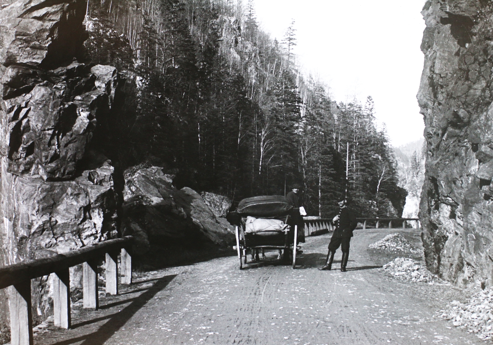 Románia,Erdély, Zsil folyó, Szurdok-szoros a magyar-román határ közelében., 1909, Magyar Földrajzi Múzeum / Diagyűjtemény, lovaskocsi, Fortepan #95064