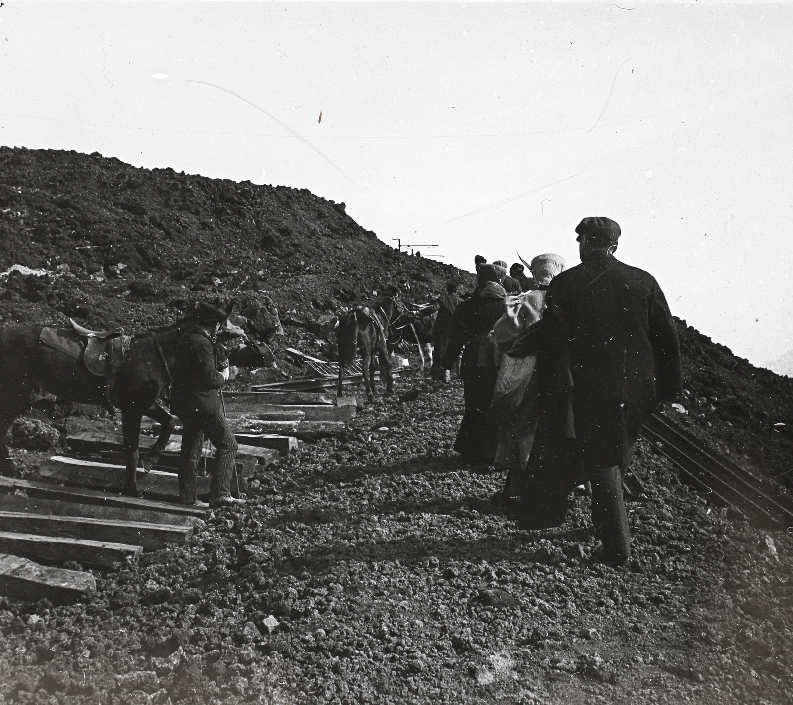 Olaszország, Nápoly, a Vezuvra vezető Funiculare megsemmisült sinpályája az 1906. április 9-i vulkánkitörés után., 1906, Magyar Földrajzi Múzeum / Diagyűjtemény, vasútépítés, Fortepan #95069