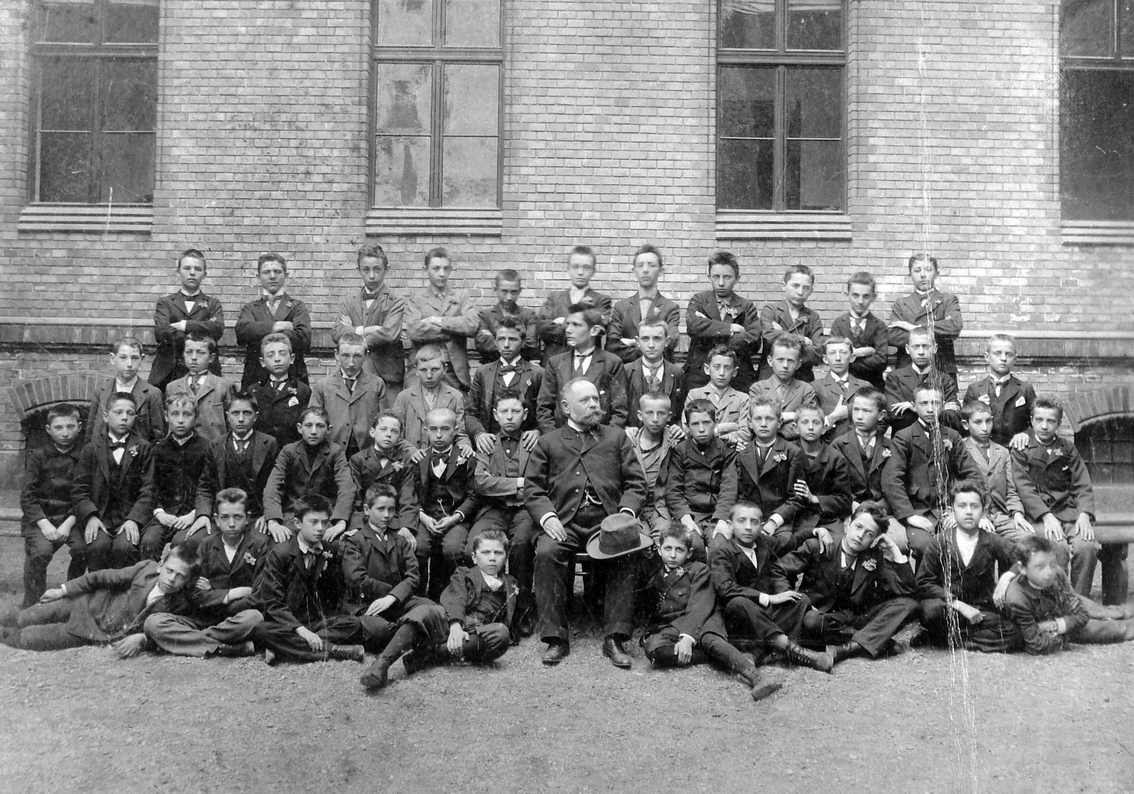 Magyarország, Budapest VIII., Német utca 14., a polgári fiúiskola (később Németh László Általános Iskola) udvara, csoportkép egy osztályról. Középen ül Ullerich Gyula iskolaigazgató., 1927, Fortepan, kalap, iskola, udvar, osztálykép, csoportkép, férfi, fiúk, tanár, fiúosztály, kalap térden, Budapest, Fortepan #9508