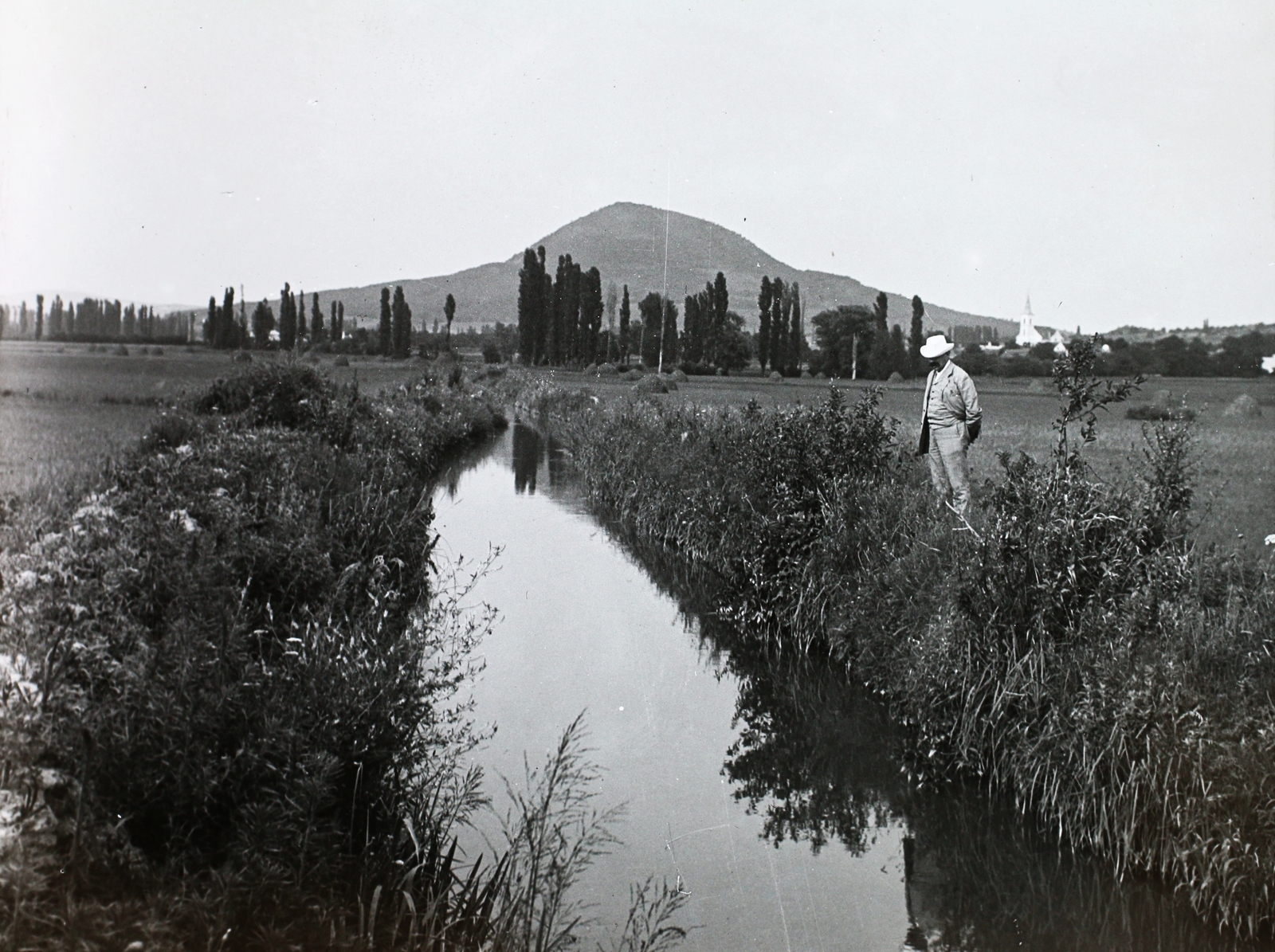 Hungary, Badacsonytördemic és a Gulács Szigliget felől nézve., 1906, Magyar Földrajzi Múzeum / Diagyűjtemény, water surface, landscape, mountain, stream, Fortepan #95085