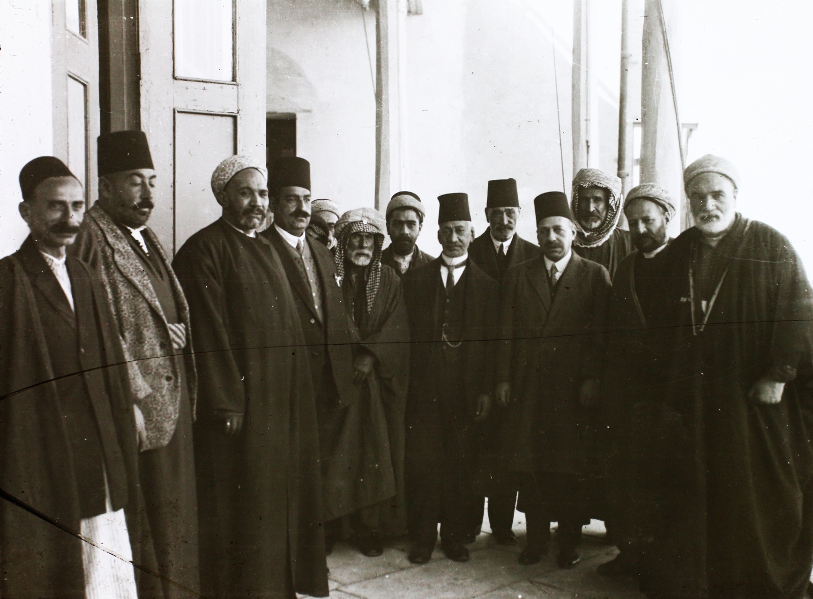 Iraq, Baghdad, előkelő zsidó és arab kereskedők., 1925, Magyar Földrajzi Múzeum / Diagyűjtemény, attire, Fortepan #95103