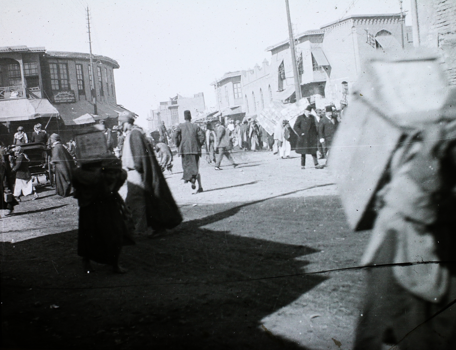 Iraq, Baghdad, Exchange tér az Al Rashid utca felé nézve., 1925, Magyar Földrajzi Múzeum / Diagyűjtemény, street view, attire, Fortepan #95104
