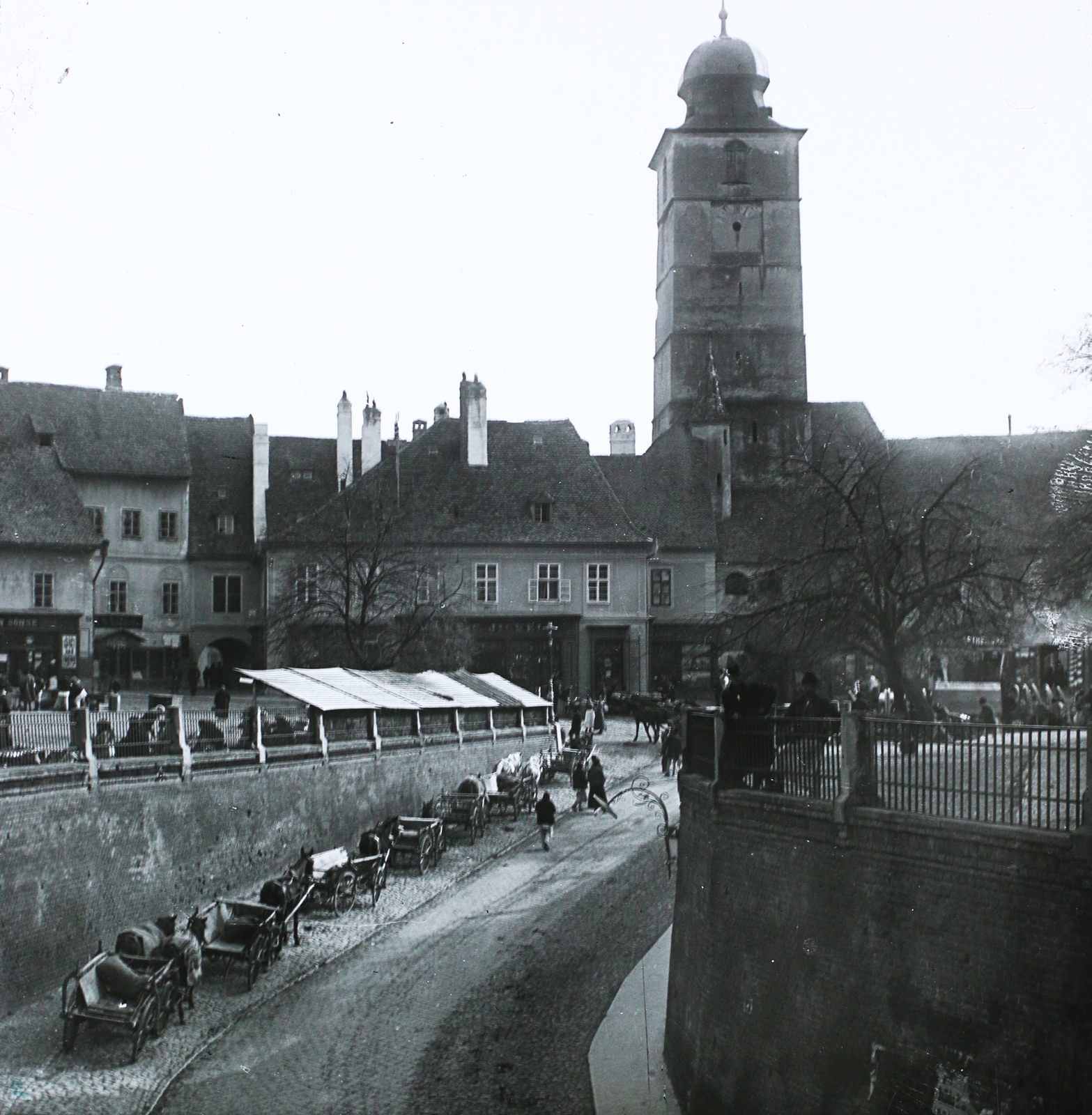 Románia,Erdély, Nagyszeben, kilátás a Hazugok hídjától a Tanácstorony felé., 1904, Magyar Földrajzi Múzeum / Diagyűjtemény, szekér, utcakép, Fortepan #95105