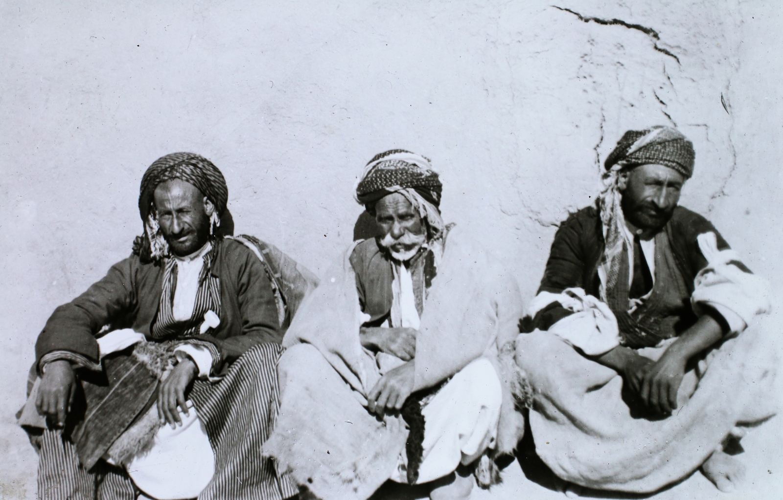 Iraq, a Goráni nyelv Szárli dialektusát beszélő lakosok a Nagy-Záb folyó torkolata környékén., 1925, Magyar Földrajzi Múzeum / Diagyűjtemény, attire, three people, Fortepan #95106