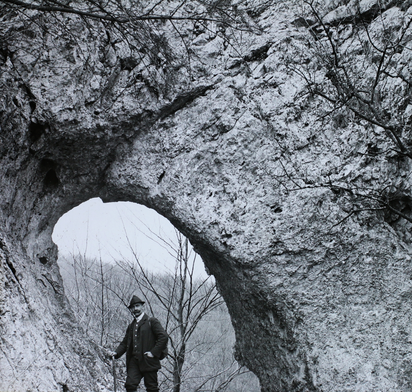 Magyarország, Pilis hegység, Vaskapu-szikla. Bekey Imre Gábor barlangkutató, turisztikai író., 1906, Magyar Földrajzi Múzeum / Diagyűjtemény, híres ember, szikla, Fortepan #95109