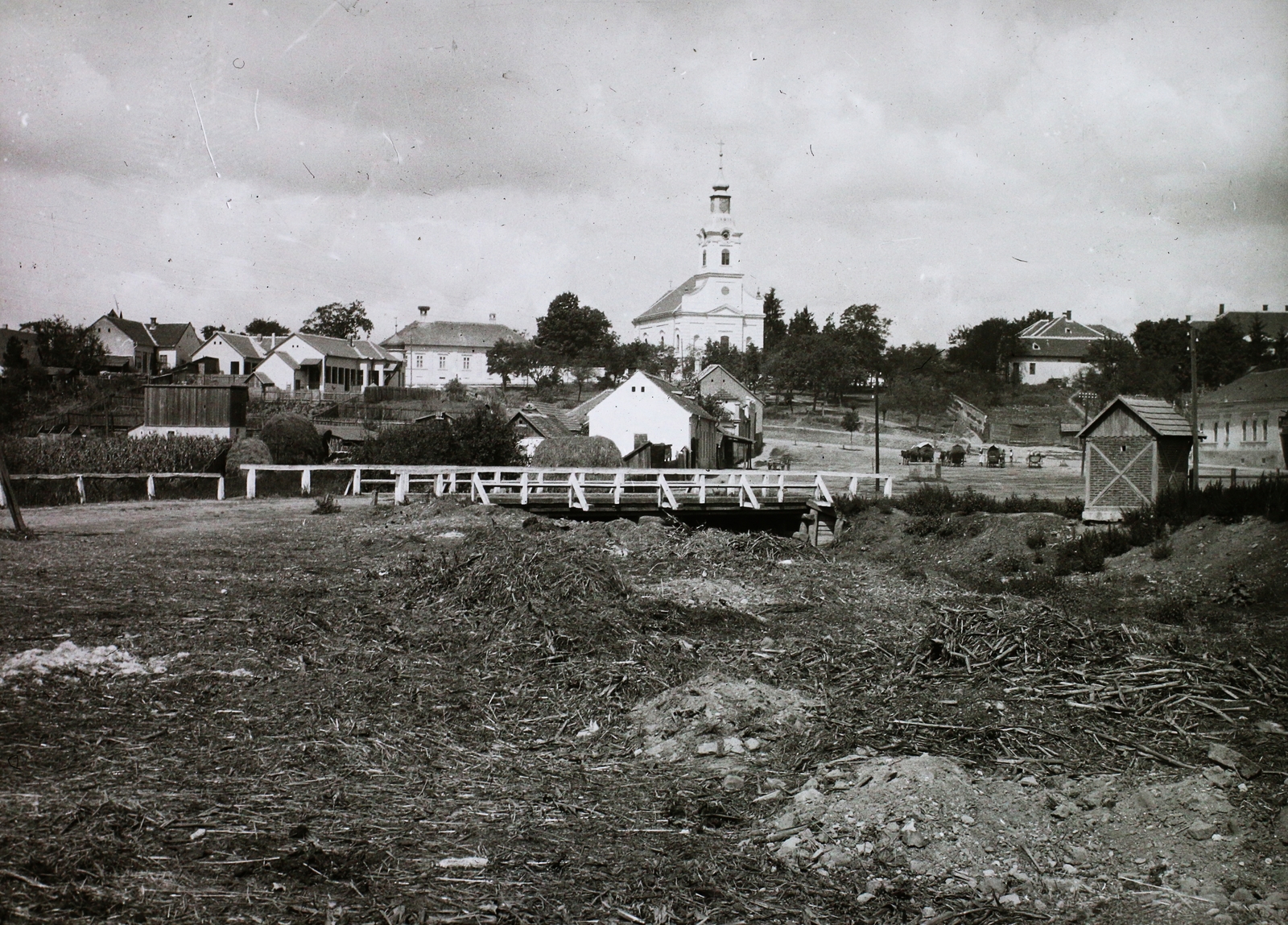 Romania,Transylvania, Tinca, szemben a katolikus templom, balra a plébánia épülete., 1904, Magyar Földrajzi Múzeum / Diagyűjtemény, church, bridge, street view, Fortepan #95128