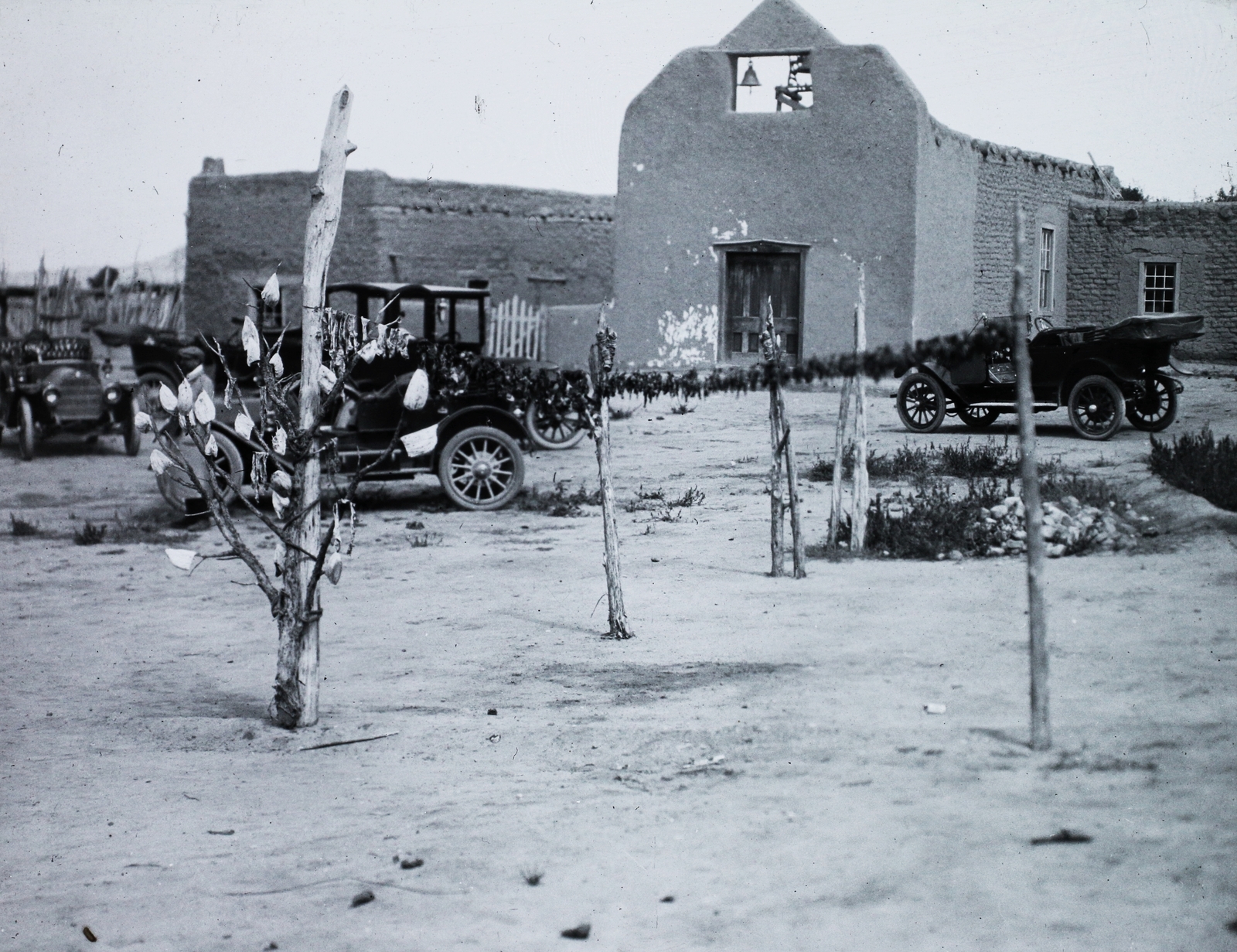 Amerikai Egyesült Államok, Új-Mexikó állam, Tesuque, a pueblo indiánok egyik települése., 1910, Magyar Földrajzi Múzeum / Diagyűjtemény, harang, automobil, Fortepan #95133