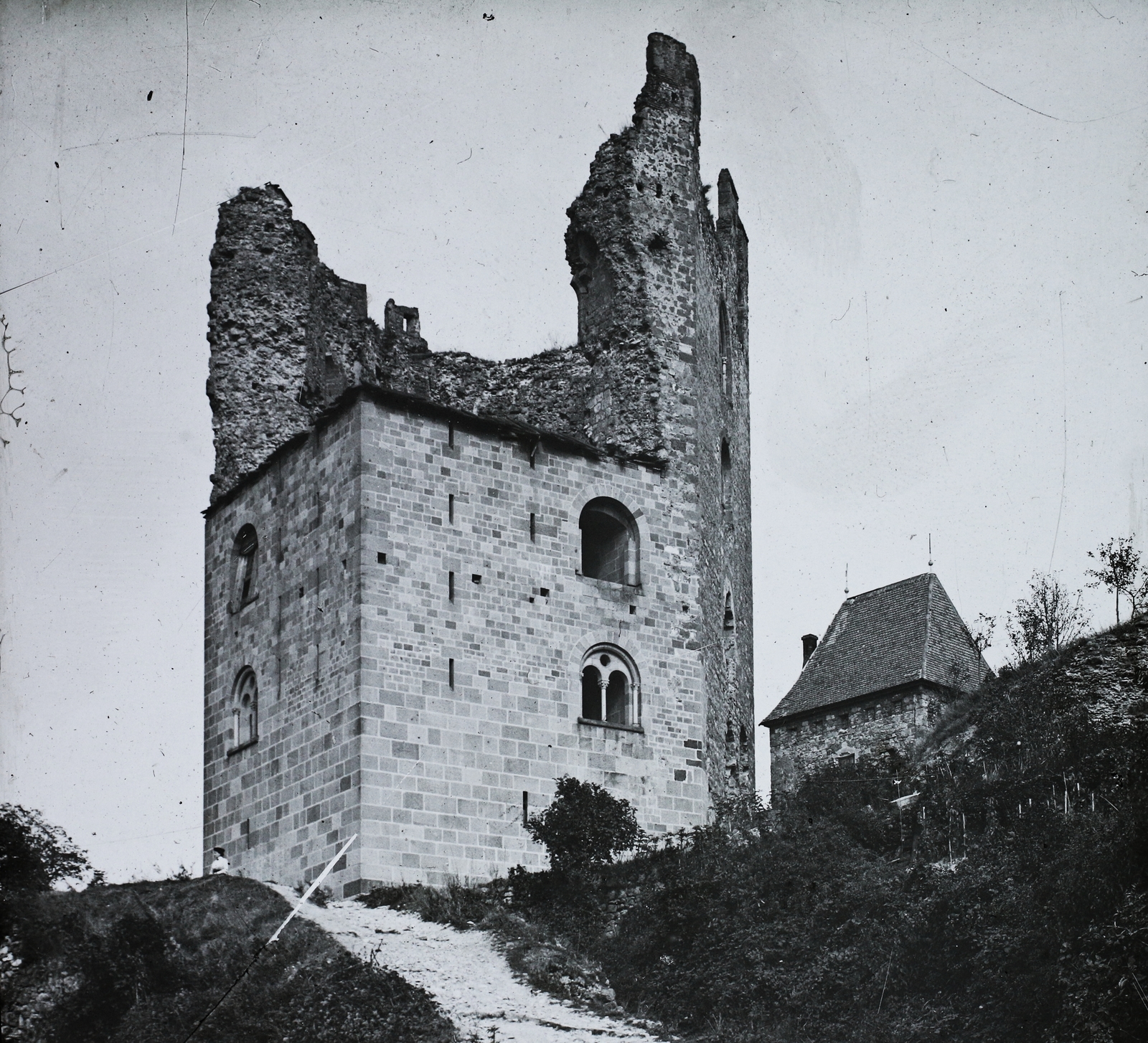 Magyarország,Dunakanyar, Visegrád, az Alsóvár lakótornya / Salamon-torony, jobbra vár északi kaputornya., 1906, Magyar Földrajzi Múzeum / Diagyűjtemény, várrom, Fortepan #95146