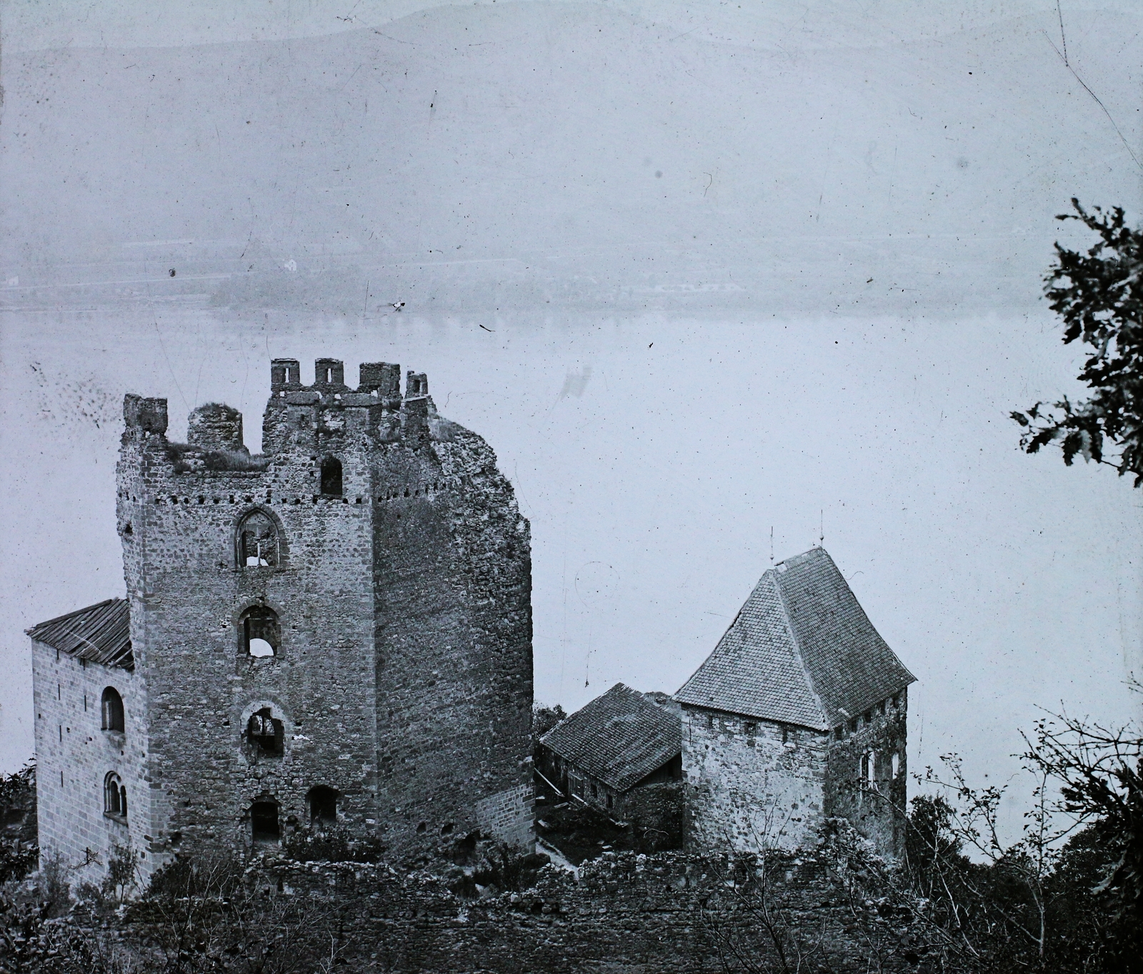 Magyarország,Dunakanyar, Visegrád, Alsóvár, szemben a lakótorony / Salamon-torony és jobbra a vár északi kaputornya., 1906, Magyar Földrajzi Múzeum / Diagyűjtemény, várrom, Fortepan #95147