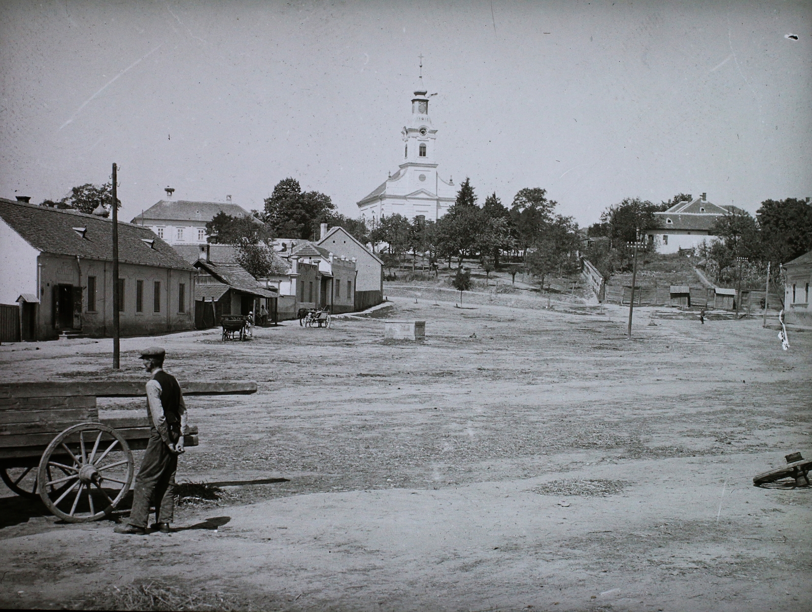 Romania,Transylvania, Tinca, szemben a katolikus templom, balra a plébánia épülete., 1904, Magyar Földrajzi Múzeum / Diagyűjtemény, church, chariot, street view, Fortepan #95148