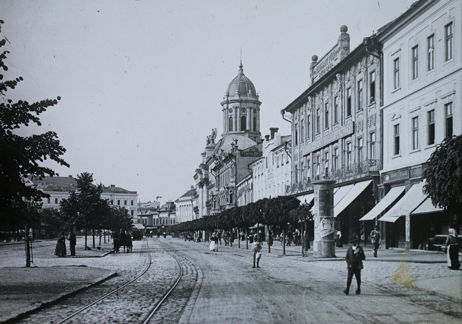 Románia,Erdély, Arad, Andrássy tér (Bulevardul Revolutiei)., 1904, Magyar Földrajzi Múzeum / Diagyűjtemény, utcakép, hirdetőoszlop, fasor, sínpálya, napellenző, Fortepan #95158