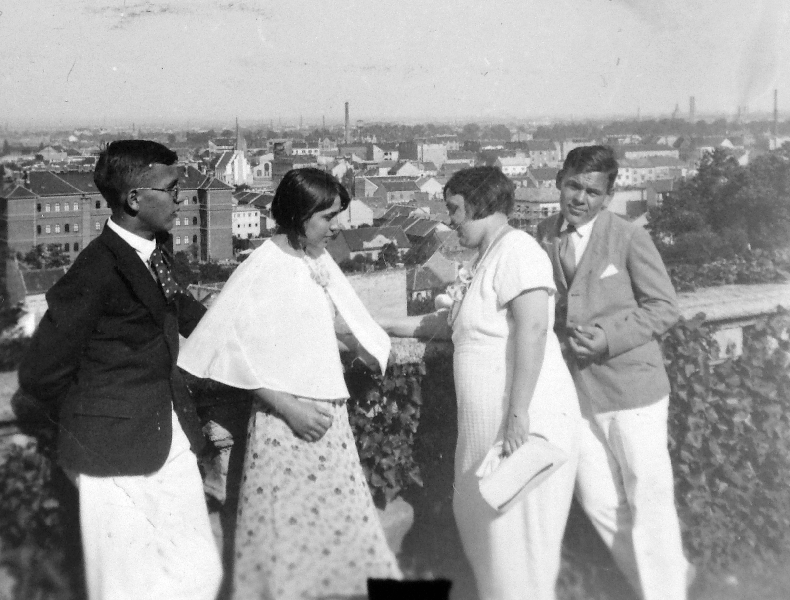 Magyarország, Óbuda, Budapest III., Kiscelli utca, a felvétel a Schmidt kastély (később Kiscelli Múzeum) előtt készült, kilátás az óbudai házak felé., 1935, Fortepan, nyakkendő, csoportkép, kilátás, pelerin, Budapest, Fortepan #9517