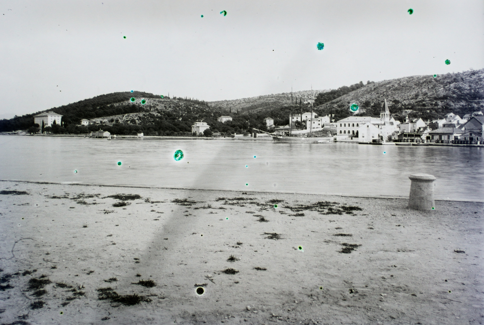 Croatia, Trogir, szemben a Čiovo szigeten a Szent József-templom., 1914, Magyar Földrajzi Múzeum / Kerekes J. Zoltán, sailboat, mooring bollard, Fortepan #95198