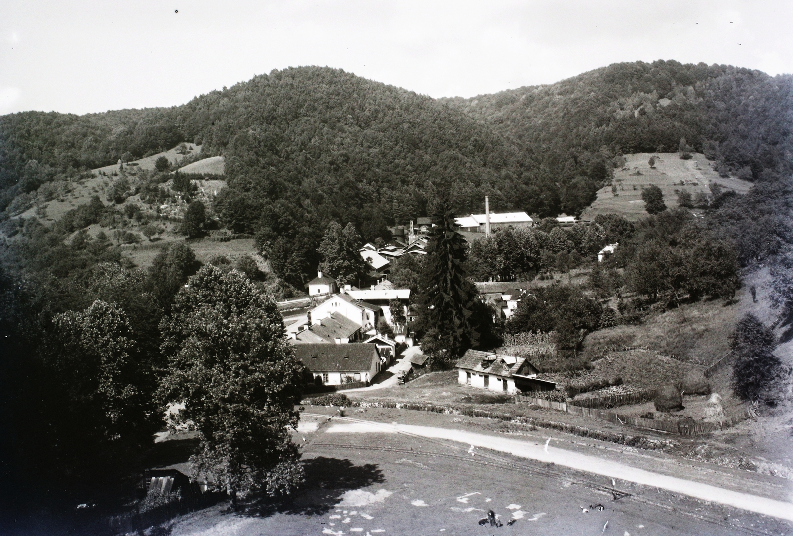 Romania,Transylvania, Nădrag, a község látképe, előtérben lent a Gavosdia - Nadrág közötti iparvasút vágánya., 1914, Magyar Földrajzi Múzeum / Kerekes J. Zoltán, Fortepan #95201