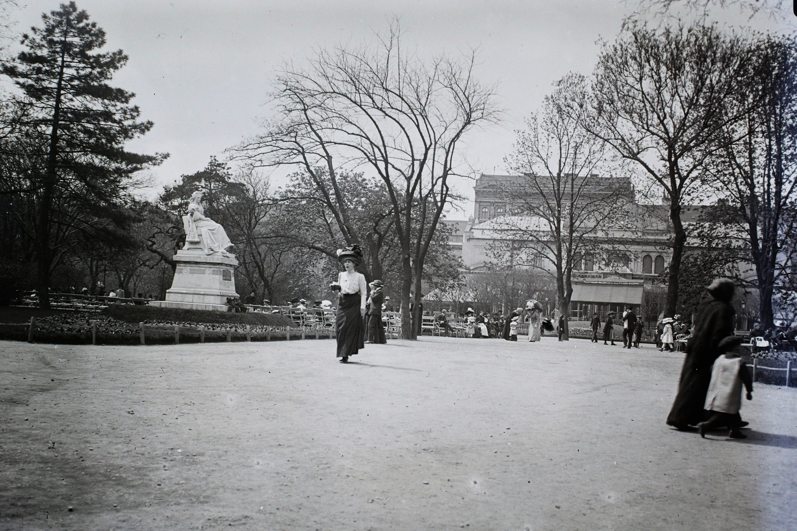 Magyarország, Budapest V., Erzsébet tér, balra Veres Pálné szobra (Kiss György, 1906.), háttérben jobbra a Nemzeti Szalon., 1909, Magyar Földrajzi Múzeum / Kerekes J. Zoltán, szobor, Budapest, Veres Pálné-ábrázolás, Fortepan #95212