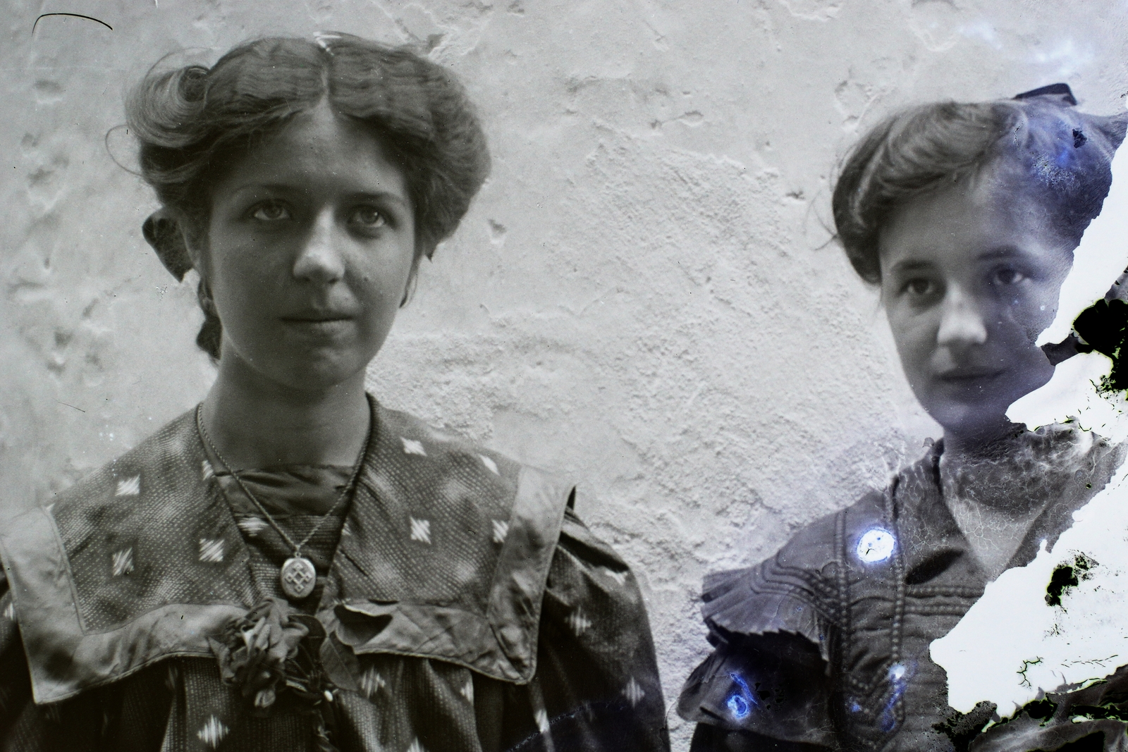 1910, Magyar Földrajzi Múzeum / Kerekes J. Zoltán, girls, damaged photo, medal, Fortepan #95215