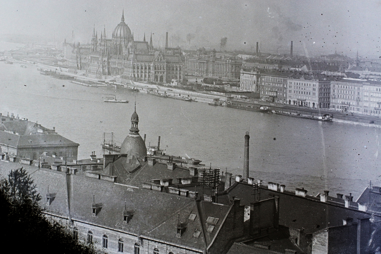 Magyarország, Budapest I., kilátás a budai Várból a Széchenyi (Rudolf) rakpart felé, balra a Parlament., 1909, Magyar Földrajzi Múzeum / Kerekes J. Zoltán, látkép, Steindl Imre-terv, országház, neogótika, eklektikus építészet, Budapest, Fortepan #95232