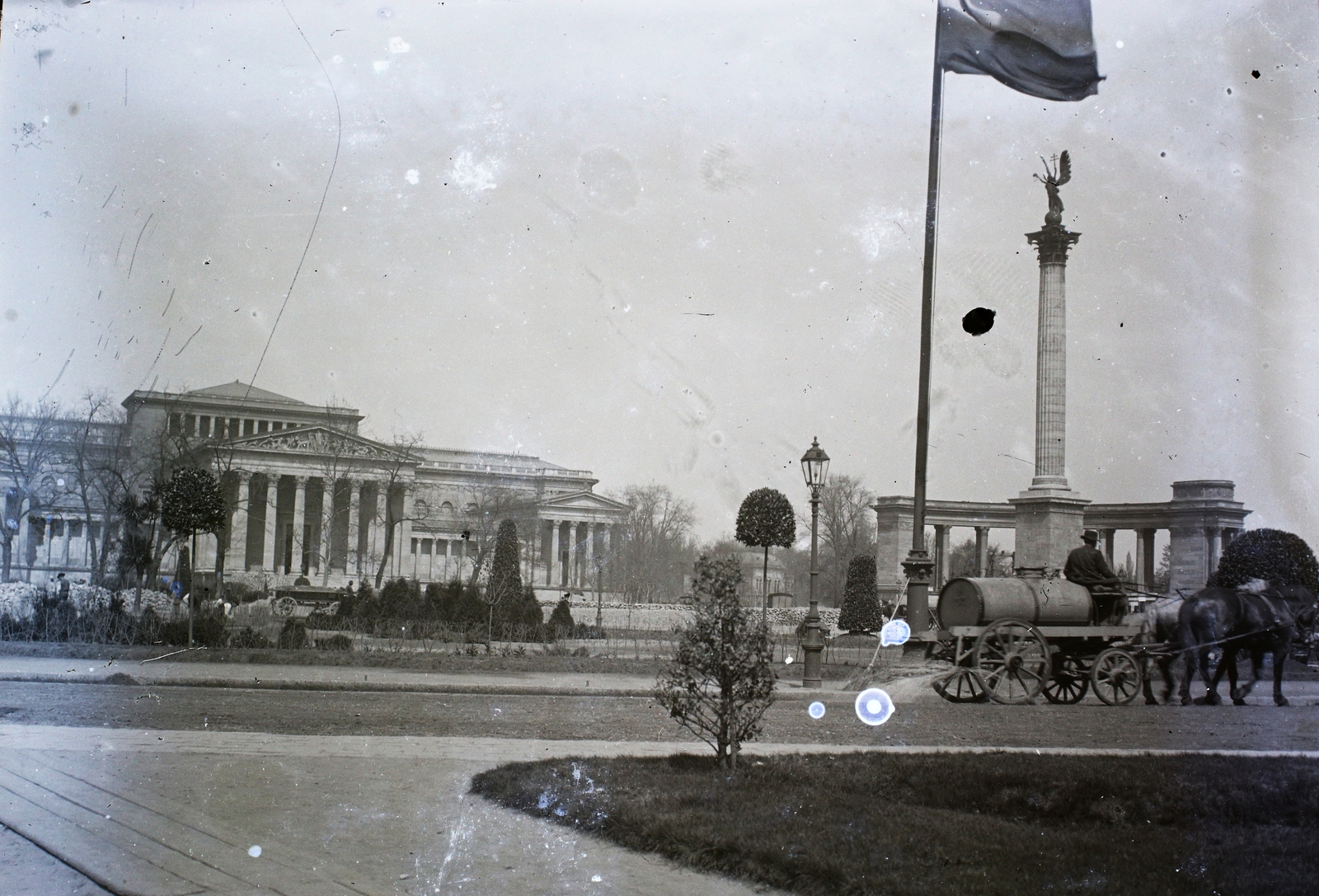 Hungary, Budapest XIV., Szépművészeti Múzeum és a Millenniumi emlékmű a későbbi Hősök terén., 1904, Magyar Földrajzi Múzeum / Kerekes J. Zoltán, flag, water truck, eclectic architecture, Budapest, Albert Schickedanz-design, Neoclassical architecture, Fülöp Ferenc Herzog-design, Fortepan #95239