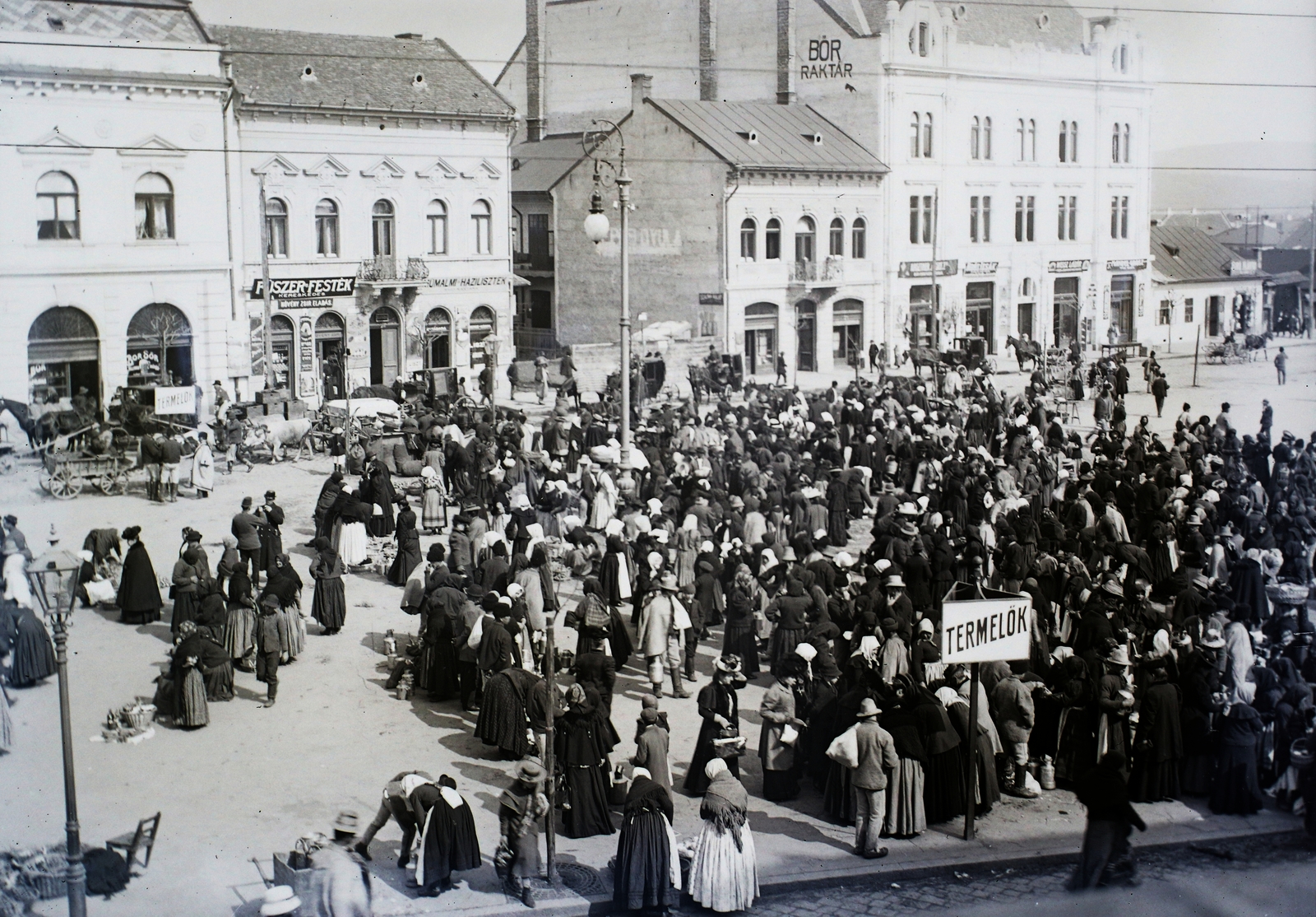 Románia,Erdély, Kolozsvár, Széchenyi tér (Piata Mihai Viteazul)., 1910, Magyar Földrajzi Múzeum / Kerekes J. Zoltán, piac, bocskor, csendőr, tejeskanna, ökörfogat, szűr, vállkendő, condra, Fortepan #95251