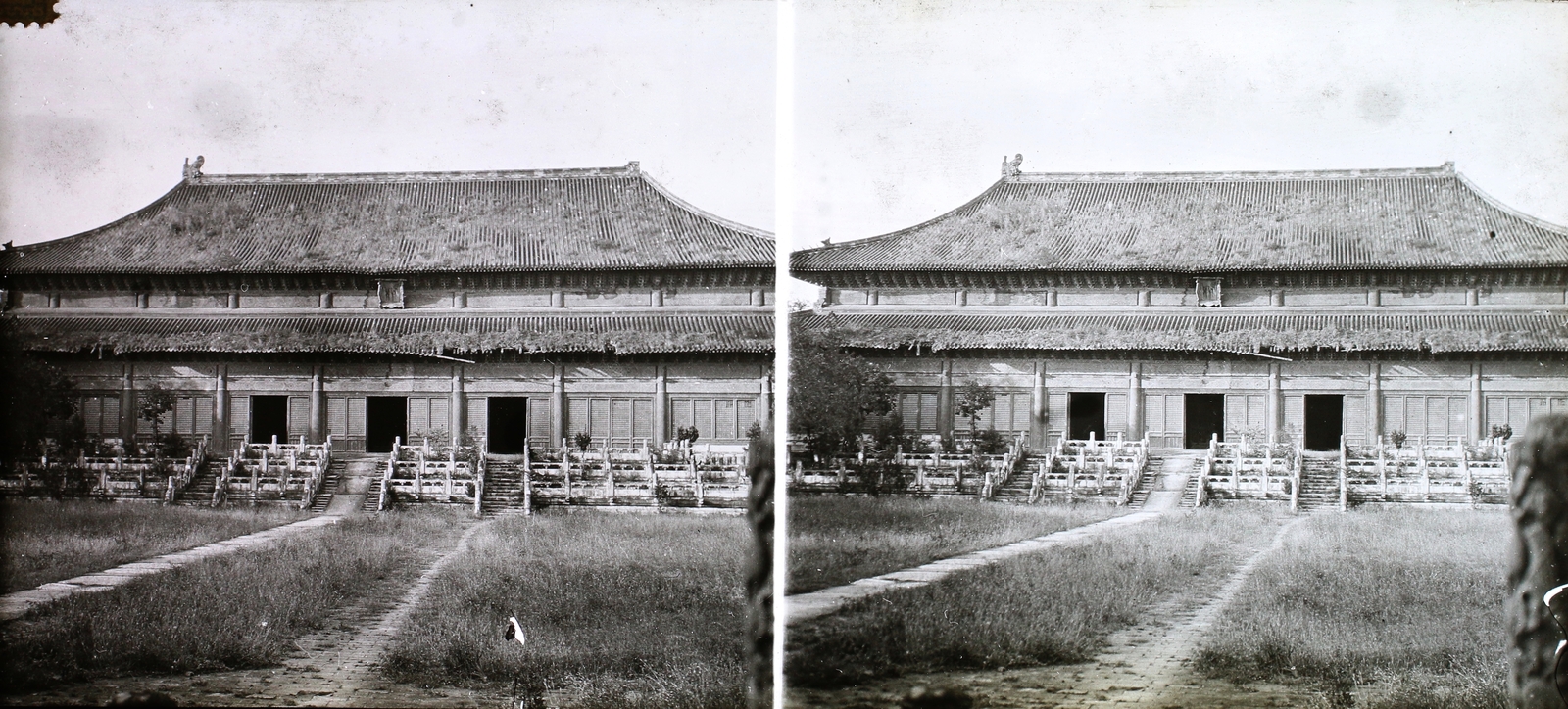 China, Beijing, a Ming császárok temetkezési területe Pekingtől északra, a Könyörület Csarnoka a Ming Jung-lö császár maradványait tartalmazó Chang Ling sírkerületben., 1910, Magyar Földrajzi Múzeum / Károssy Csaba, stereophoto, Fortepan #95288