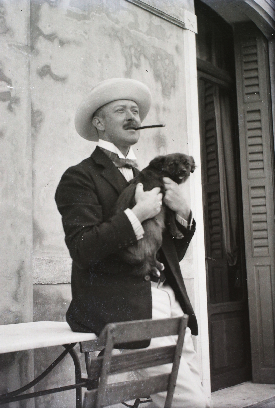 Italy, Venice, Lido, Grand Hotel des Bains., 1907, Zichy, dog, hold in arms, looking back, hat, smoking, Fortepan #95317