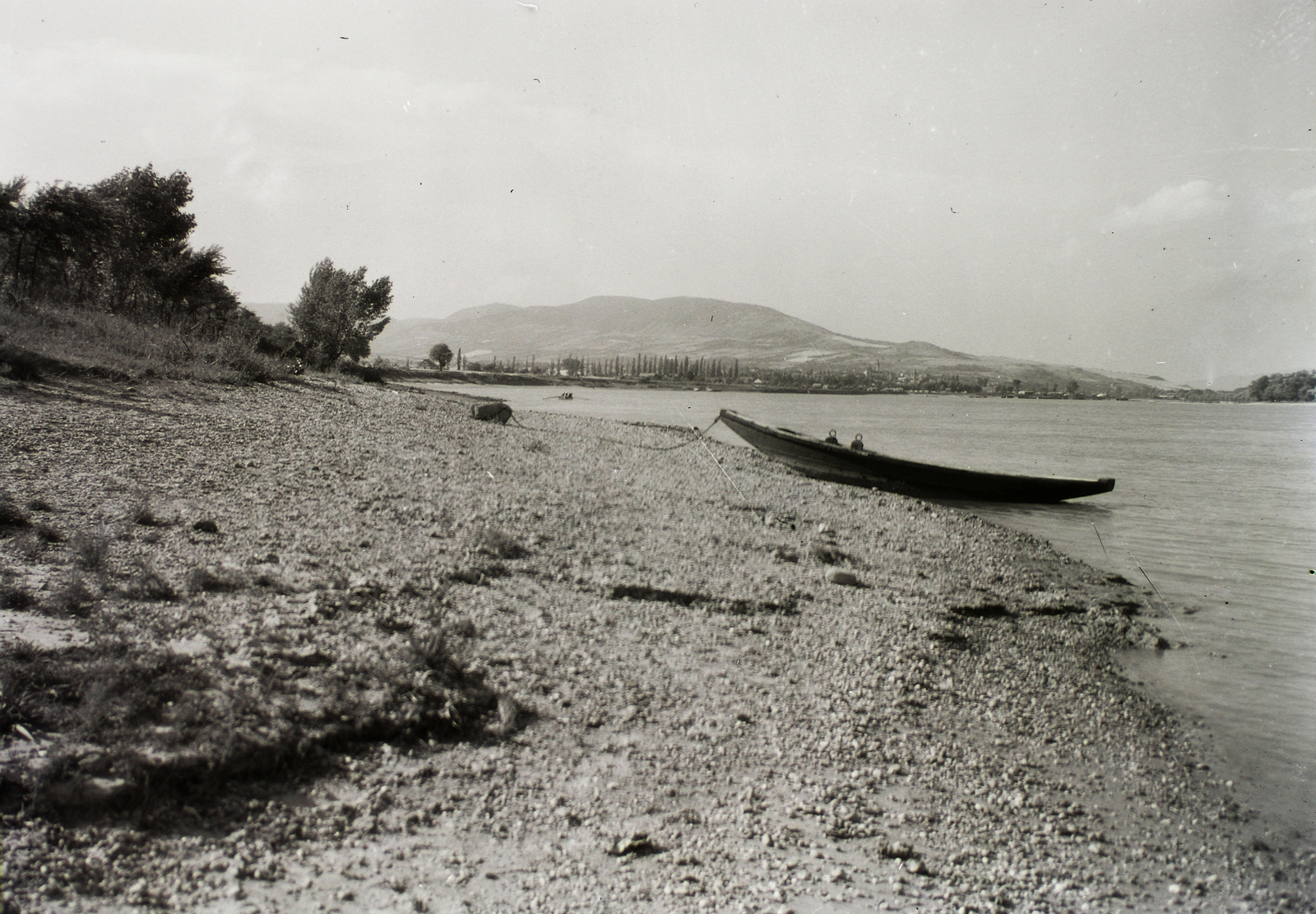 Hungary, Szentendrei-Duna, távolban Szentendre, a kép jobb szélén a Szentendrei-sziget látszik., 1929, Schermann Ákos, Schermann Szilárd, shore, boat, Fortepan #95345