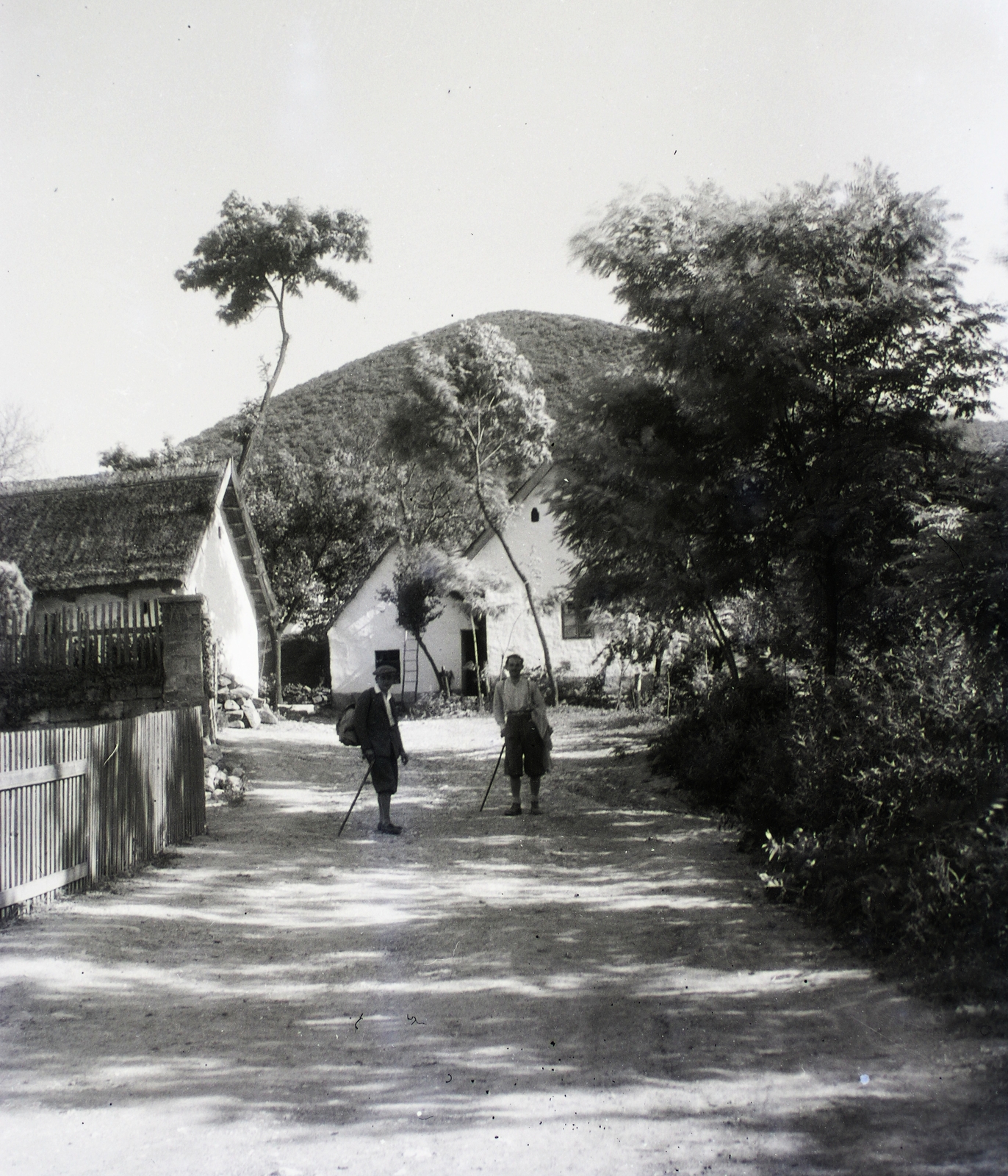 Hungary, Csobánka, a Fő tér környéke, a házak felett a Kis-Kevély., 1929, Schermann Ákos, Schermann Szilárd, Fortepan #95348
