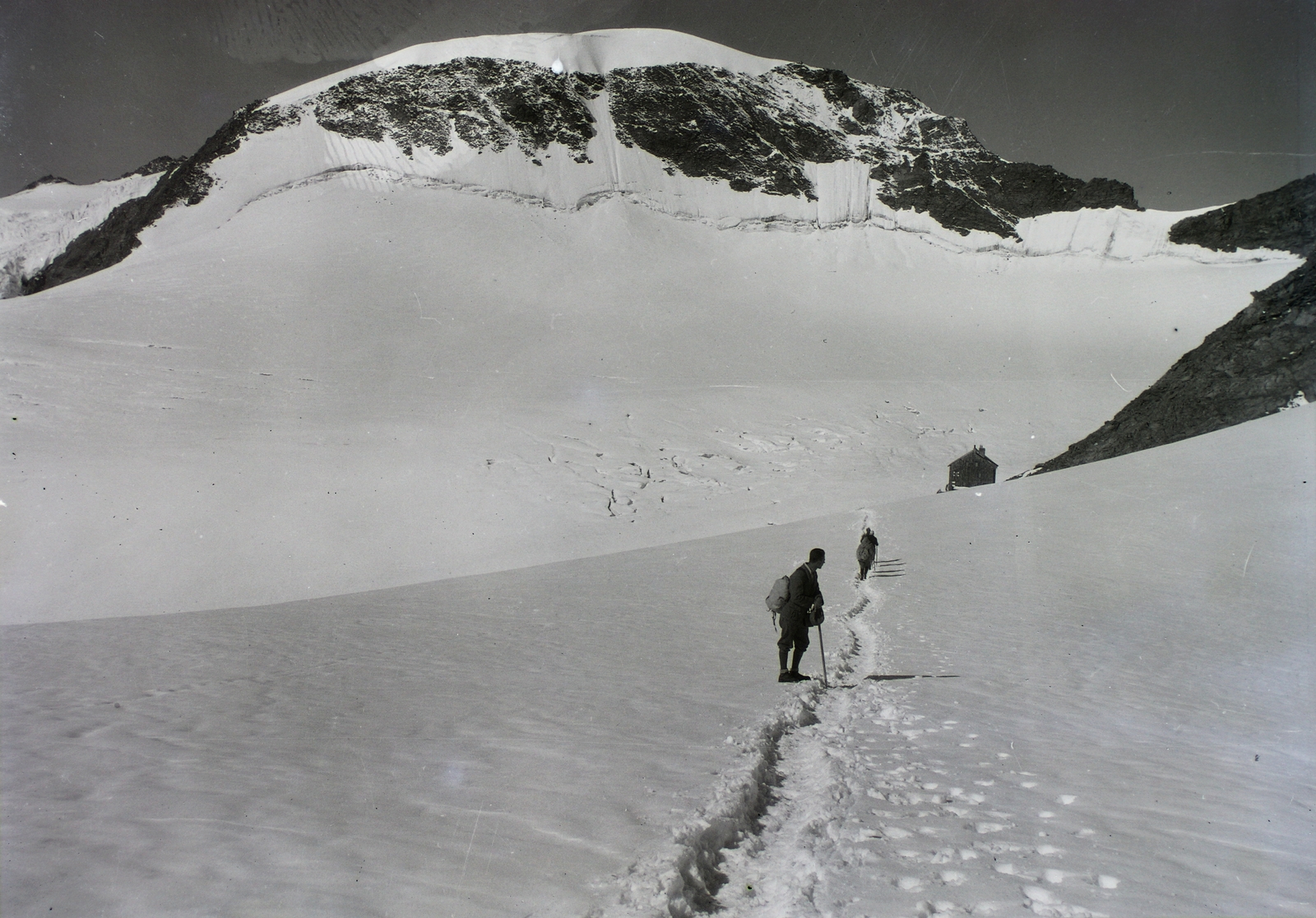 Ausztria,Olaszország, szemben a Cima di Malavalle (Sonklarspitze) hegycsúcs, előtérben a Cima Libera (Müllerhütte) menedékház., 1929, Schermann Ákos, Schermann Szilárd, lábnyom, hegy, havas táj, Fortepan #95354