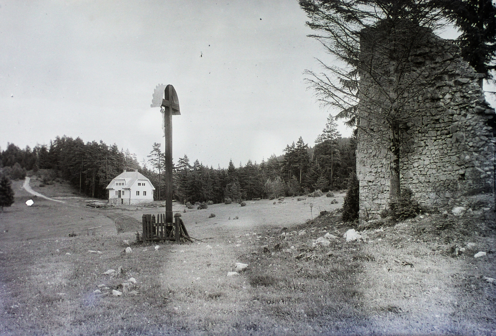 Szlovákia, Szlovák Paradicsom Nemzeti Park, Menedékkő-fennsík (Klaštorisko), jobbra a karthauzi kolostor romja., 1929, Schermann Ákos, Schermann Szilárd, Csehszlovákia, rom, várrom, feszület, kolostor, Kartauzi rend, Fortepan #95370