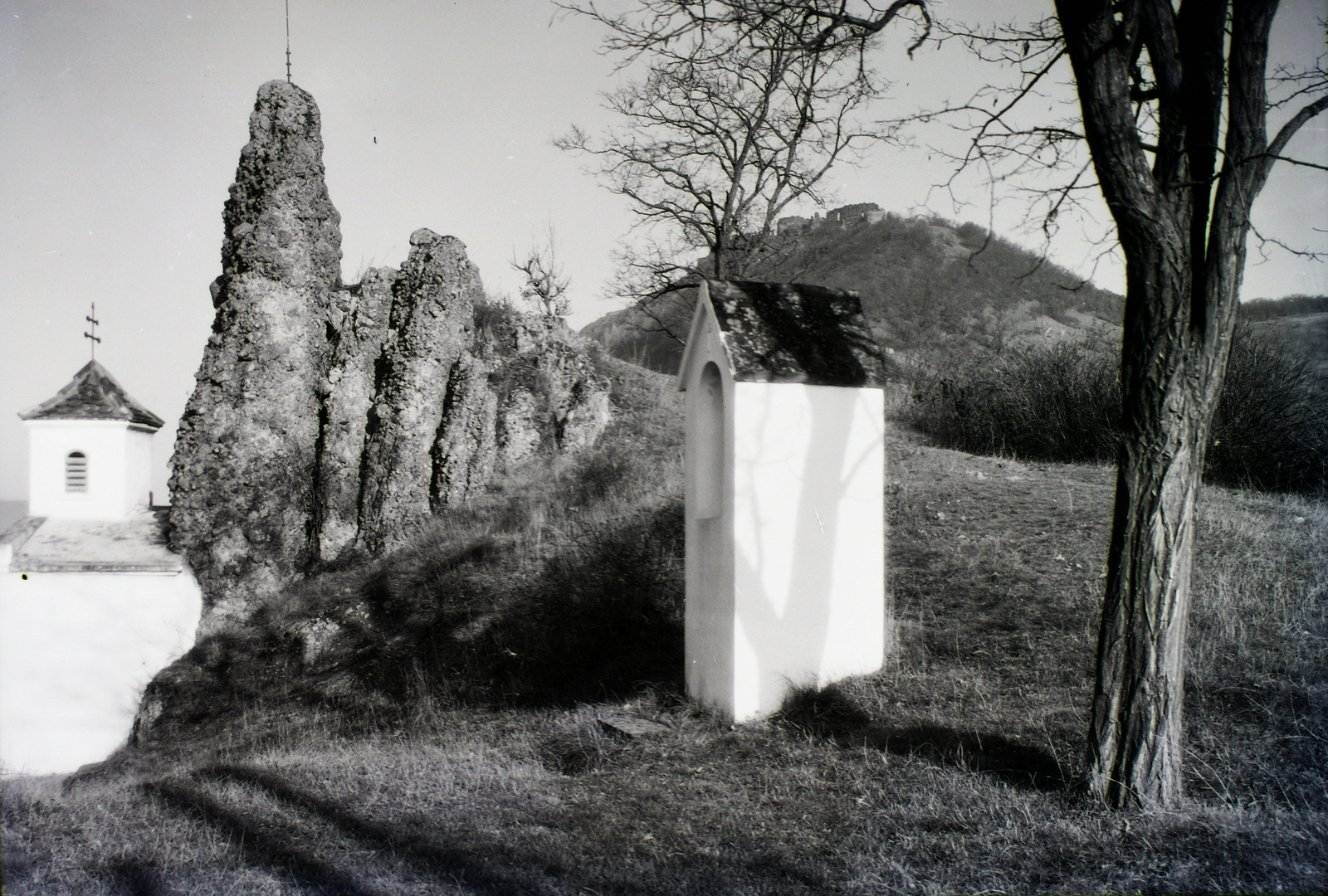 Hungary,Danube Bend, Visegrád, Kálvária stáció és kápolna a hegyoldalban, a Fellegvárhoz vezető úton., 1929, Schermann Ákos, Schermann Szilárd, calvary, chapel, Fortepan #95388