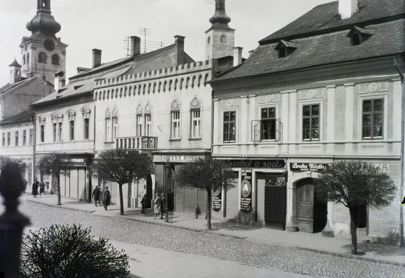 Slovakia, Banská Bystrica, Horná ulica (Bethlen Gábor utca) a Námestie Štefana Moyzesa (Mátyás tér) felé nézve. Háttérben a Barbakán tornya és a Szűz Mária mennybevitele templom tornya látszik., 1930, Schermann Ákos, Schermann Szilárd, Czechoslovakia, street view, balcony, Fortepan #95401