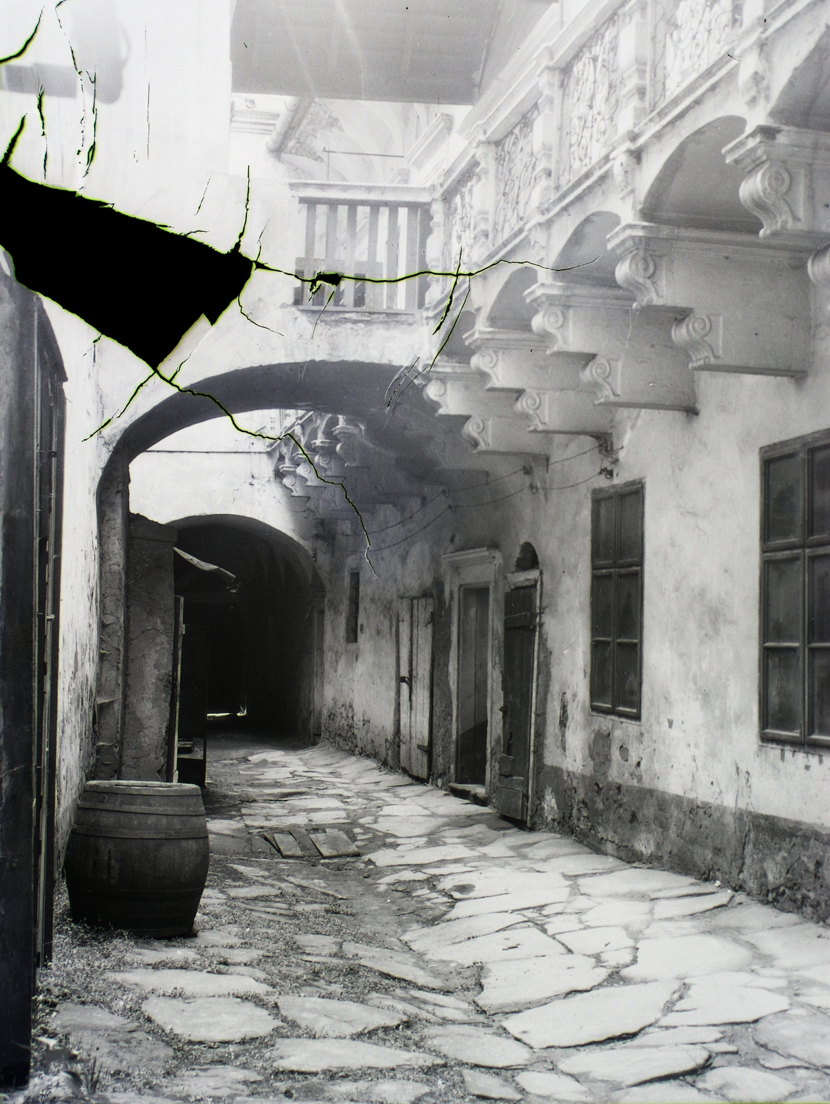 Szlovákia, Lőcse, főtér (Námestie Majstra Pavla) 45., a XVI. században épült Spillenberg-ház udvara., 1930, Schermann Ákos, Schermann Szilárd, Csehszlovákia, udvar, hordó, sérült kép, Fortepan #95406