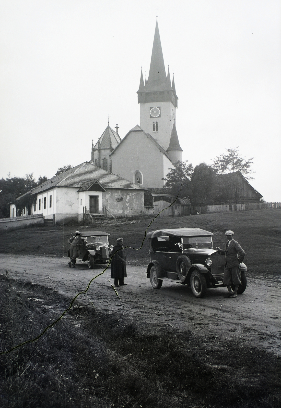 Slovakia, Spišský Štvrtok, Szent László-templom és bal oldalán a Szapolyai-kápolna., 1930, Schermann Ákos, Schermann Szilárd, Czechoslovakia, church, Tatra-brand, chapel, automobile, Fortepan #95408