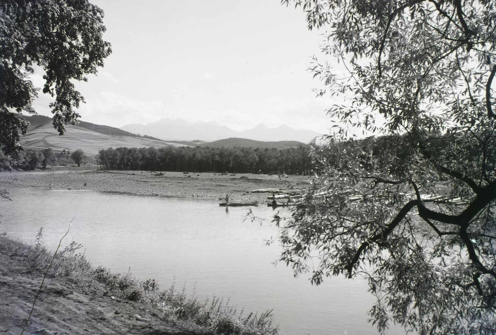 Slovakia,Poland, a Dunajec folyó Sromowce Niznenél, távolban a Magas-Tátra., 1930, Schermann Ákos, Schermann Szilárd, Czechoslovakia, river, raft, Fortepan #95412