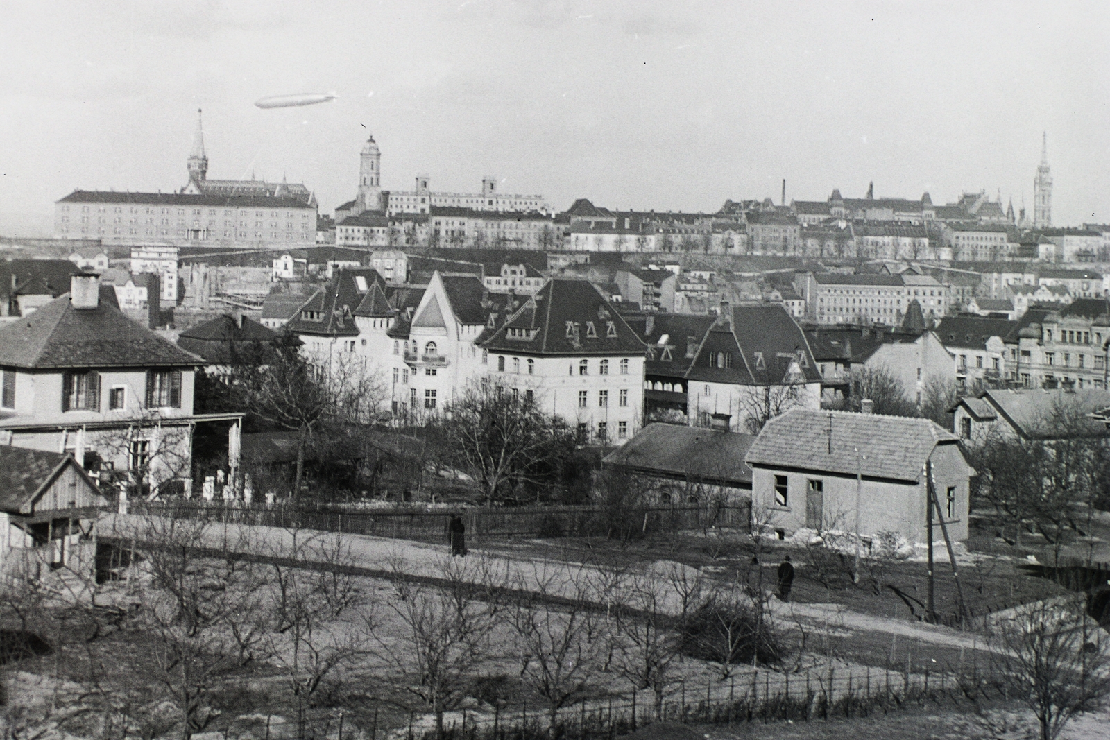 Magyarország, Budapest XII., előtérben az Ügyész utca, szemben a Kék Golyó utca házsora, felette a budai Vár és a Graf Zeppelin léghajó., 1931, Schermann Ákos, Schermann Szilárd, Budapest, Fortepan #95427