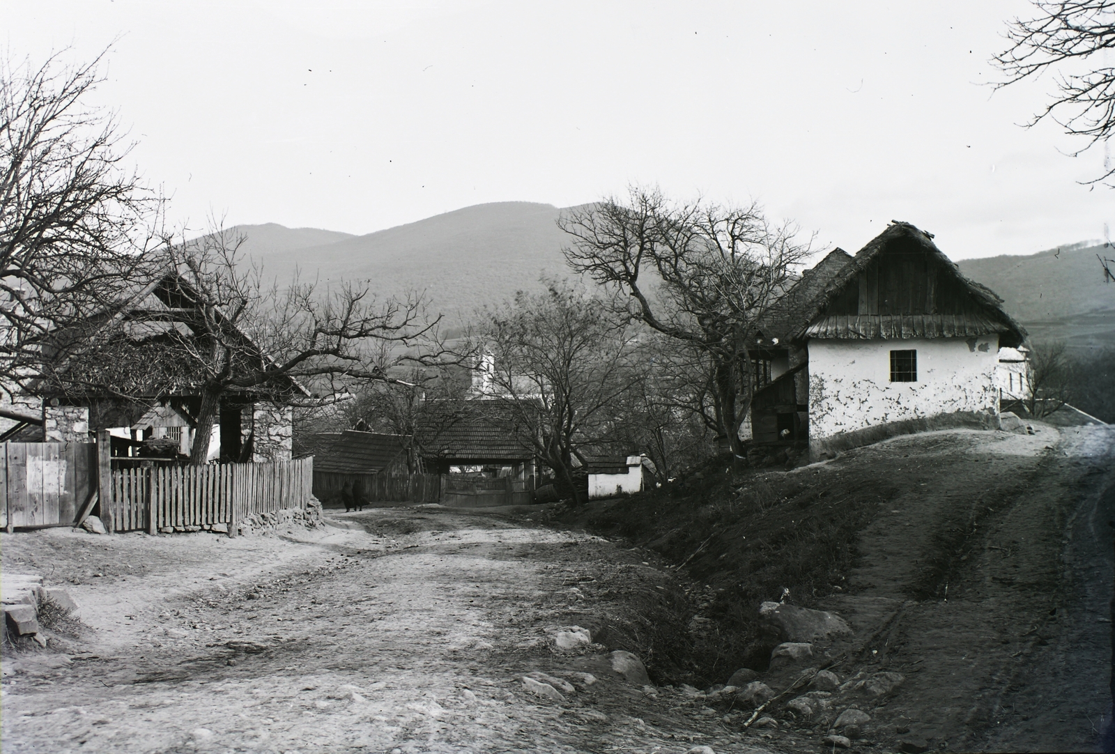 Magyarország, Nagybörzsöny, Pincesor, háttérben az evangélikus templom., 1931, Schermann Ákos, Schermann Szilárd, népi építészet, Fortepan #95445