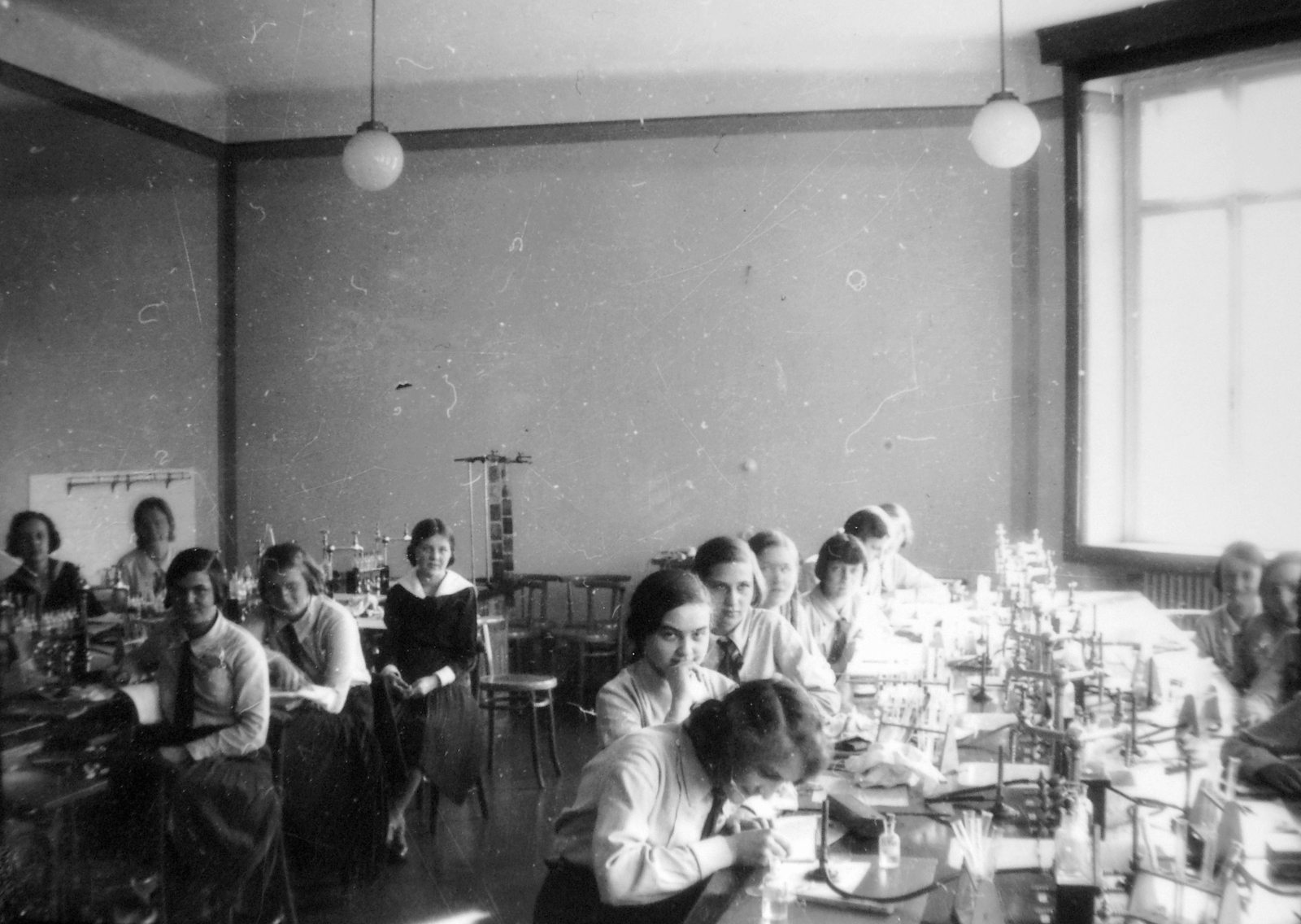 Hungary, Budapest XI., Villányi út (Szt. Imre herceg útja) 5-7. Szent Margit Gimnázium, kémiai előadó és munkaterem., 1937, Fortepan, high school, laboratory, Budapest, Fortepan #9545