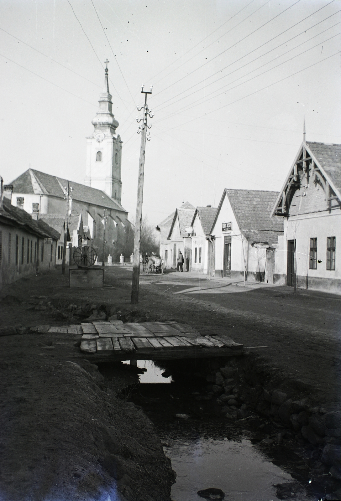 Magyarország, Pásztó, Deák Ferenc utca, szemben a Szent Lőrinc vértanú templom., 1932, Schermann Ákos, Schermann Szilárd, utcakép, torony, ház, templom, fahíd, víz, Fortepan #95451