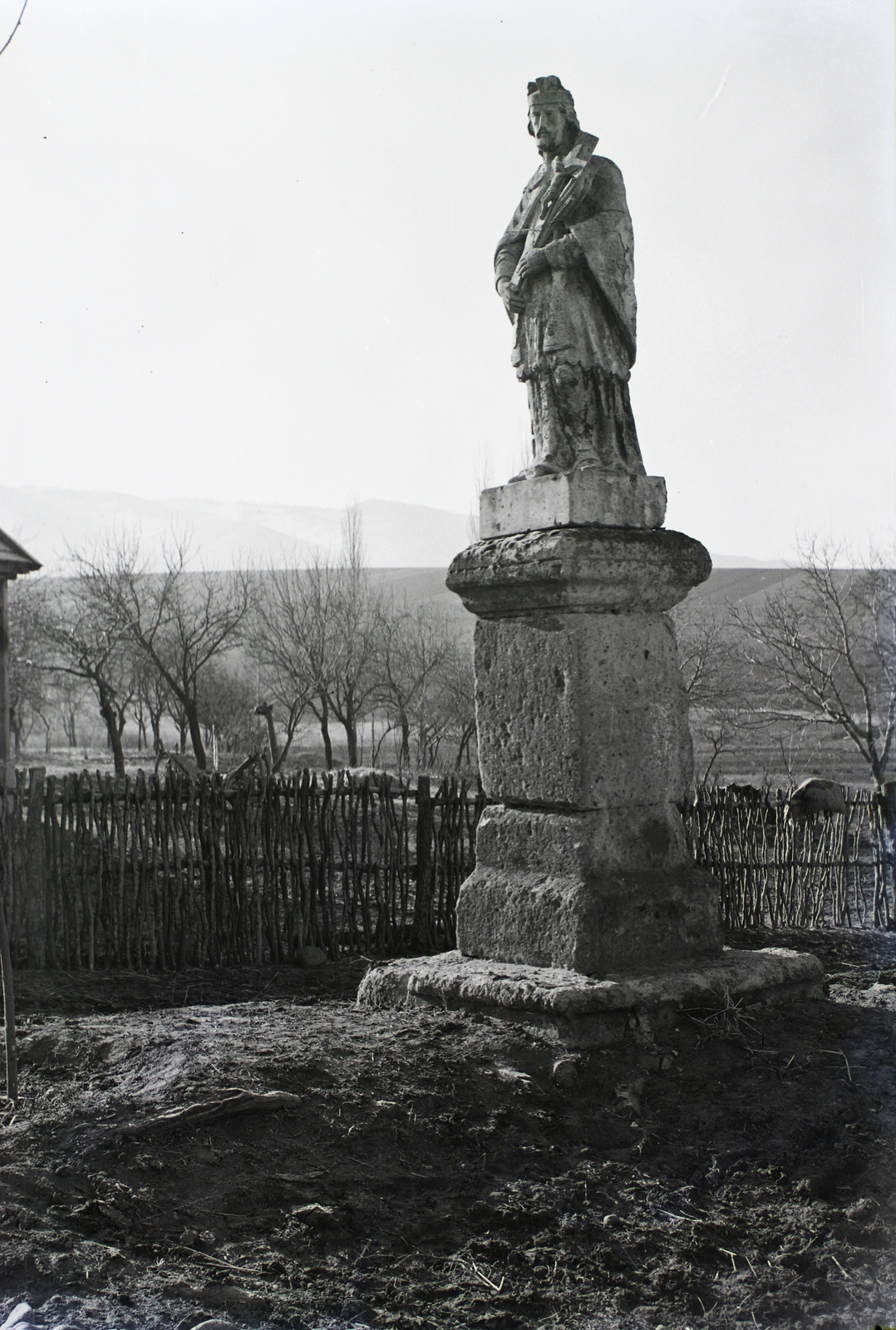 Hungary, Pásztó, Hasznos (ekkor önálló, ma a város része)., 1932, Schermann Ákos, Schermann Szilárd, sculpture, fence, Fortepan #95452