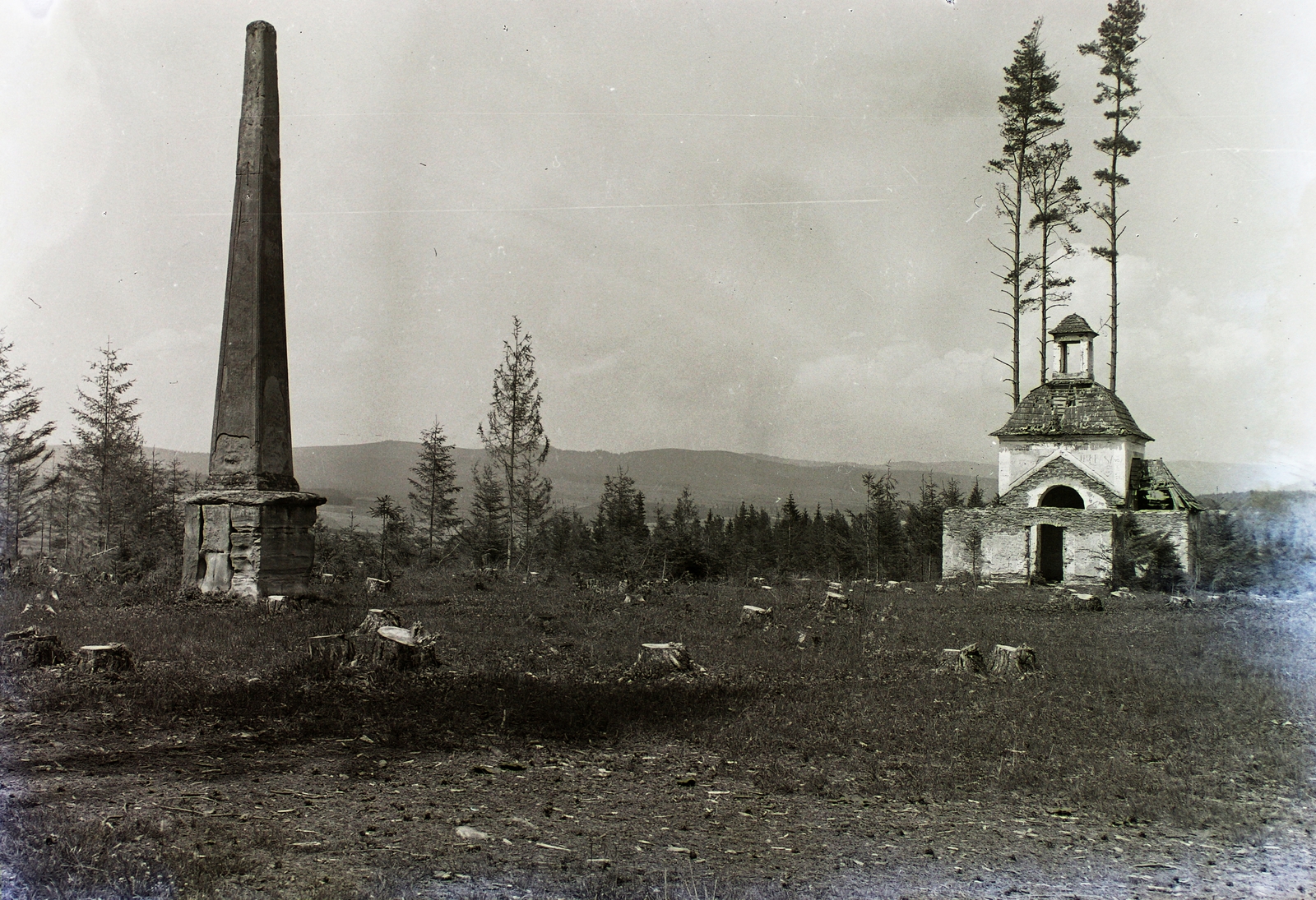 Slovakia, Iliašovce, Sans Souci kert, obeliszk és kápolna maradvány., 1932, Schermann Ákos, Schermann Szilárd, Czechoslovakia, chapel, Obelisk, Fortepan #95475