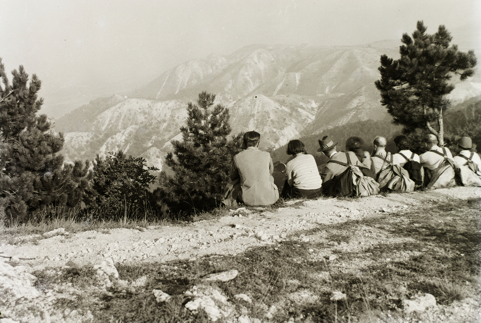 Hungary, Budai-hegység, kilátás a Nagy-Szénásról a Zsíros-hegy felé., 1932, Schermann Ákos, Schermann Szilárd, tourist, back, Fortepan #95480