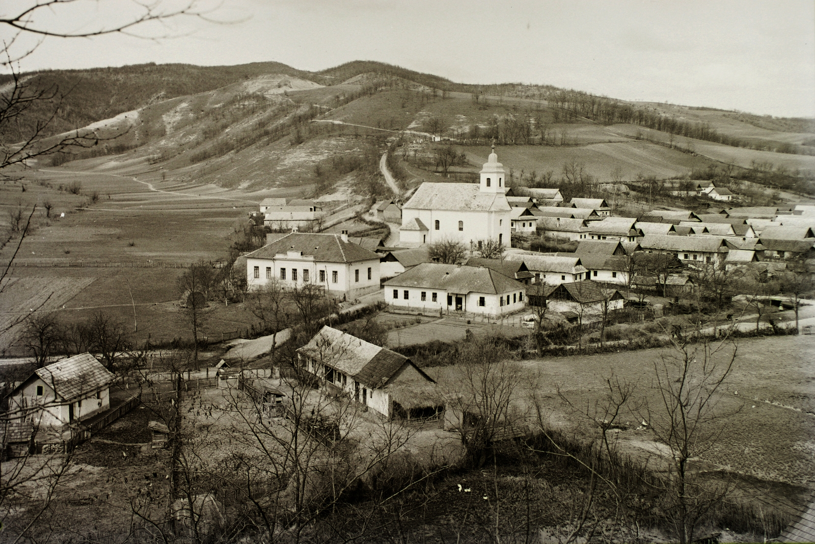 Hungary, Bárna, a község látképe, szemben a római katolikus Nagyboldogasszony-templom., 1933, Schermann Ákos, Schermann Szilárd, picture, church, Fortepan #95491