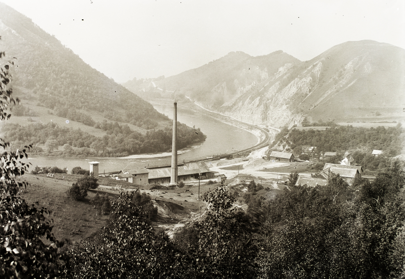 Szlovákia, Sutó, a Vág folyó völgye a községnél., 1933, Schermann Ákos, Schermann Szilárd, Csehszlovákia, folyó, látkép, gyár, Fortepan #95496