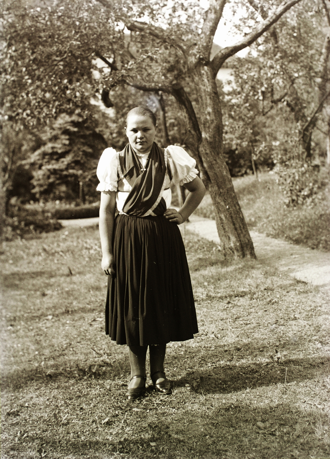 Slovakia, Banská Bystrica, a paplak kertje., 1933, Schermann Ákos, Schermann Szilárd, Czechoslovakia, folk costume, Fortepan #95502